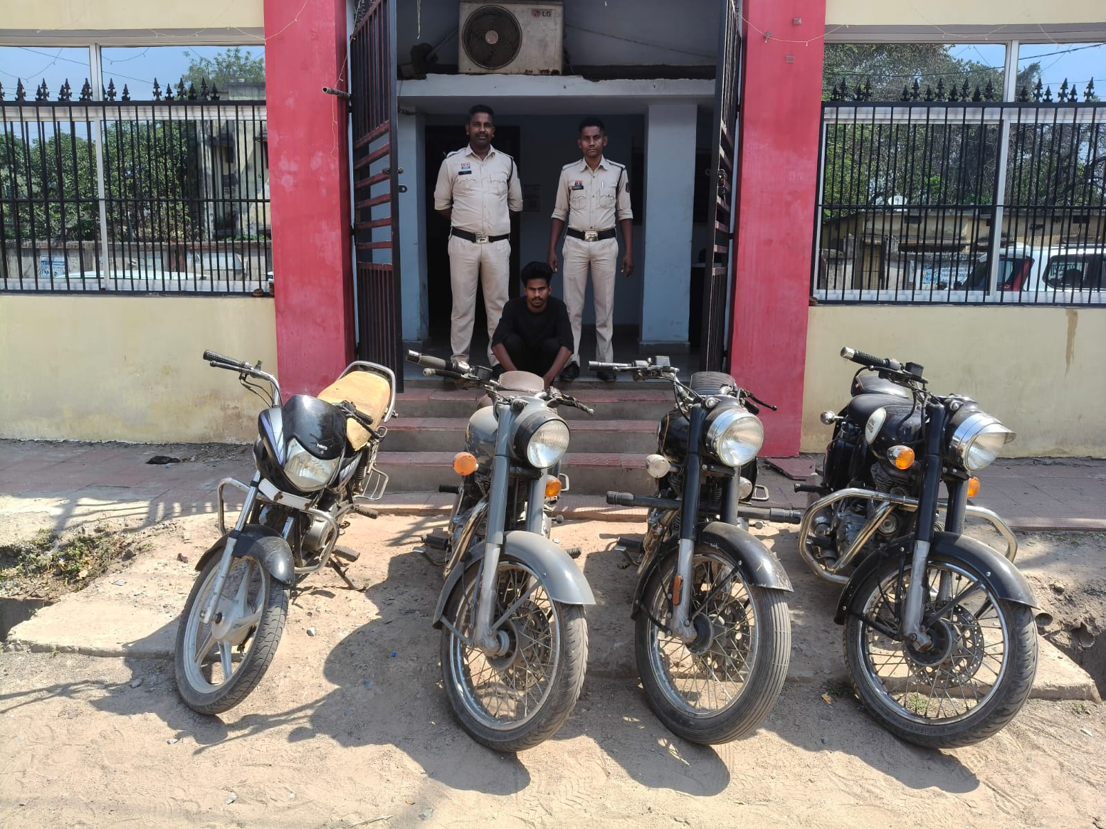 खरसिया में दुपहिया वाहन चोर गिरोह का भंडाफोड़, 1 आरोपी समेत 5 नाबालिग पकड़े गए &mdash; तीन बुलेट और वारदात में इस्तेमाल बाइक बरामद