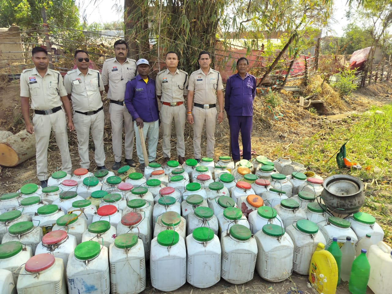 पुलिस की बड़ी रेड में ग्राम बायंग के खेतों में छिपा मिला 100 से ज्यादा डिब्बों में महुआ लाहन, मौके पर ही किया गया नष्टीकरण &mdash; घर में अवैध शराब बेचते पकड़ा गया दादूलाल बंजारे, 12 लीटर महुआ शराब जब्त कर भेजा गया न्यायिक रिमांड