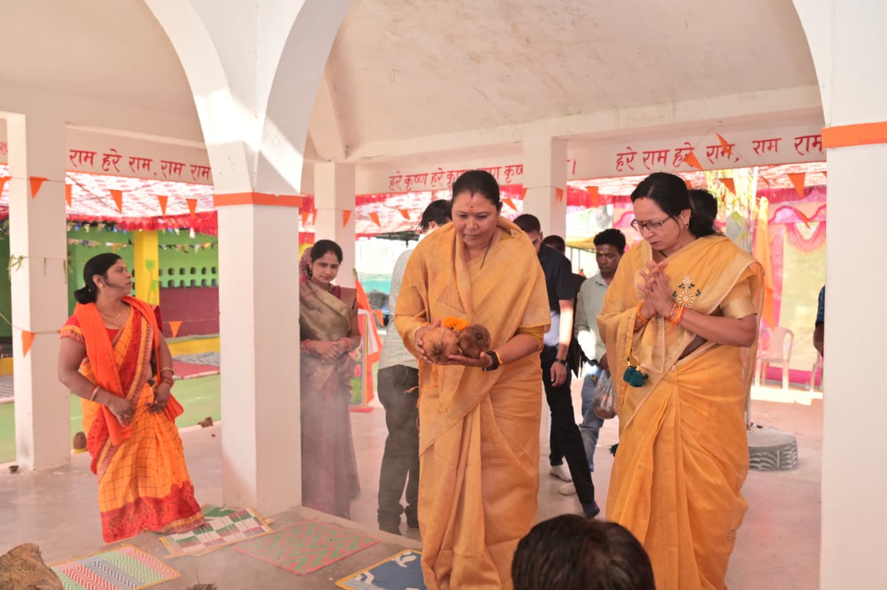 बटुराकछार में आयोजित अखंड नाम विष्णु महायज्ञ में शामिल हुईं विधायक गोमती साय, बोलीं&mdash;ऐसे आयोजन समाज को जोड़ते हैं और सकारात्मक ऊर्जा का करते हैं संचार