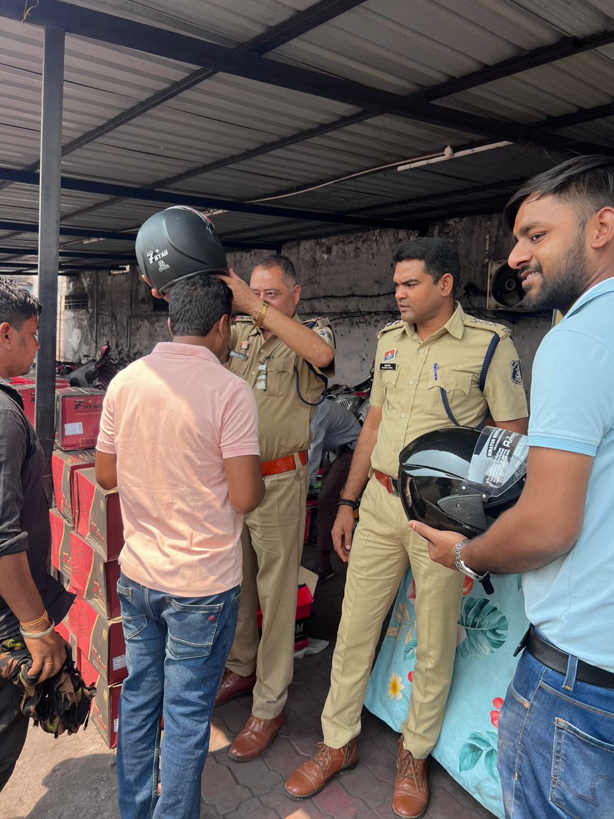 रामनवमी के पावन अवसर पर पुलिस की सराहनीय पहल &mdash; बिना हेलमेट चलाने वालों को सजा नहीं, 200 हेलमेट देकर जीवन सुरक्षा का दिया अनमोल संदेश