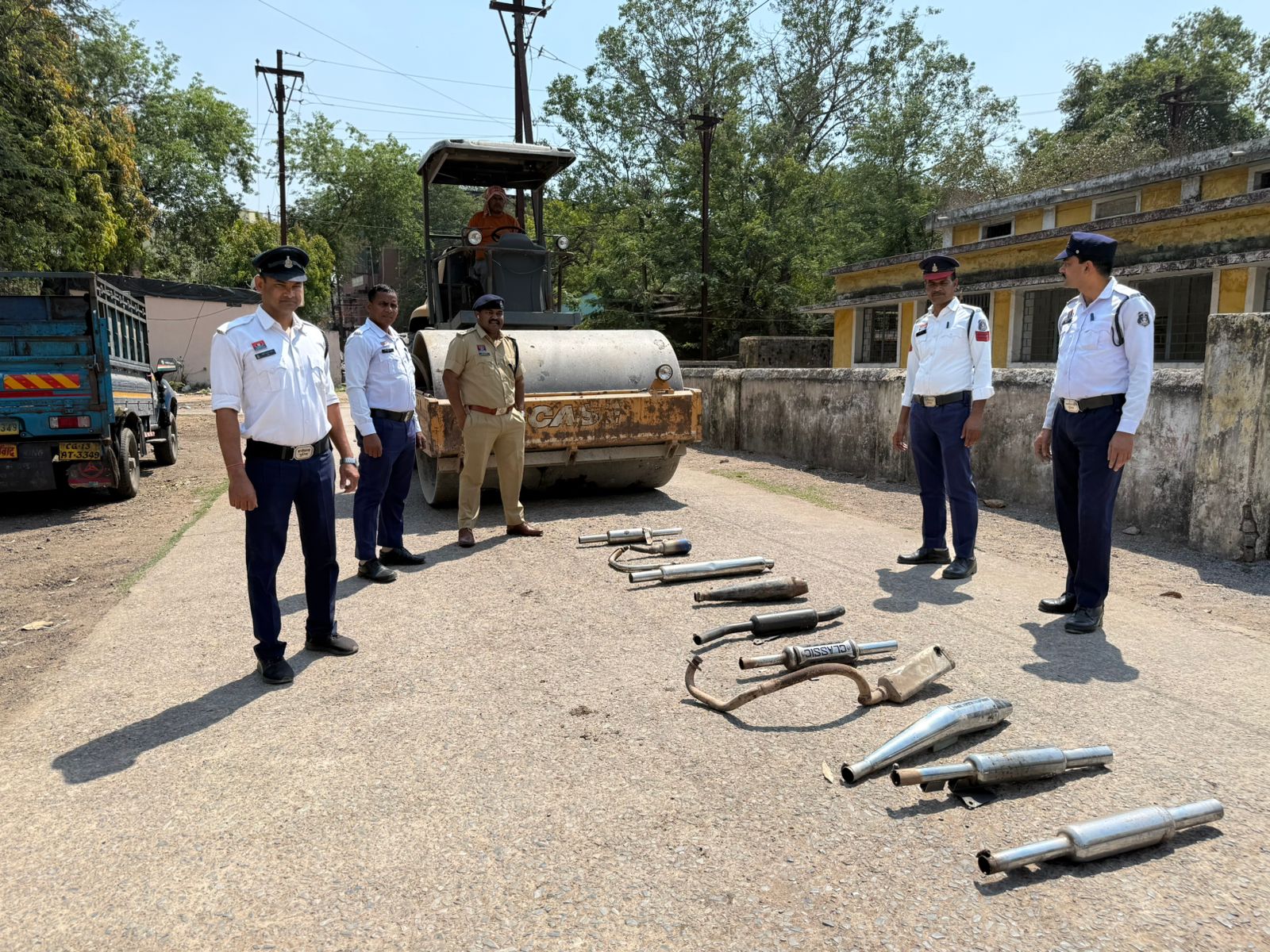 तेज आवाज और स्टंटबाजी पर पुलिस का बड़ा एक्शन&mdash; मॉडिफाई साइलेंसर लगाने वाले युवकों पर शिकंजा, अभिभावकों को बुलाकर दी कड़ी चेतावनी; बुलडोजर से साइलेंसर खत्म कर दिया सख्त संदेश&rdquo;