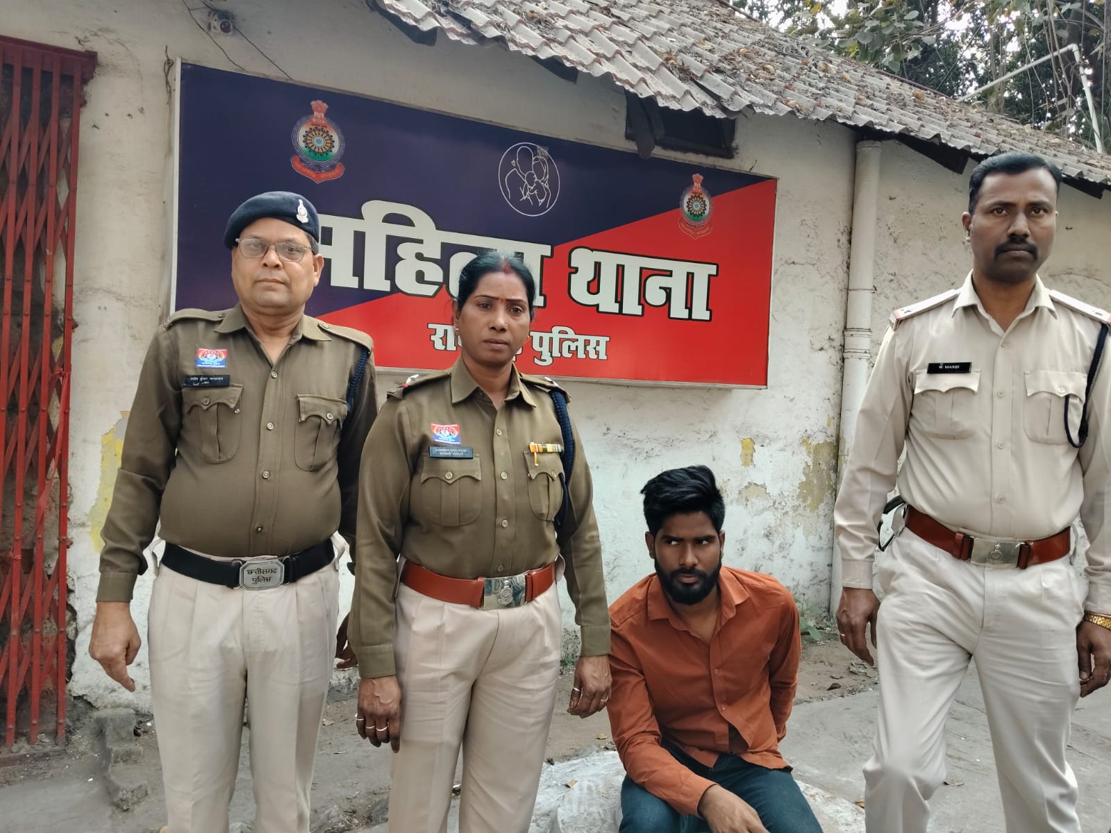रेप केस में जमानत पर बाहर आया आरोपी फिर बना दबंग&mdash;पीड़िता को केस वापस लेने और जान से मारने की धमकी, साथी के साथ मिलकर रची साजिश; रायगढ़ पुलिस का बड़ा एक्शन, दोनों आरोपी फरार, जमानत निरस्ती की तैयारी