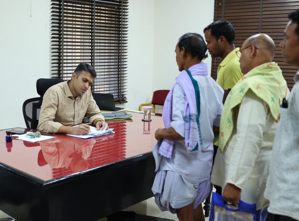 जनदर्शन में आमजनों की समस्याएं सुनकर कलेक्टर ने मौके पर दिए निर्देश, कहा-पात्र हितग्राहियों को योजनाओं का लाभ समयबद्ध रूप से मिले