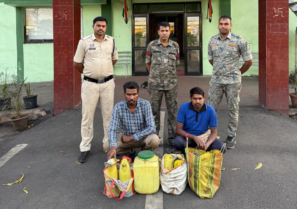 ऑपरेशन आघात&rdquo; का महाएक्शन: जंगल से कॉलोनी तक गूंजा पुलिस का कहर &mdash; 57 लीटर अवैध महुआ शराब जब्त, 3 आरोपी गिरफ्तार, पुलिस का अवैध कारोबार पर निर्णायक प्रहार