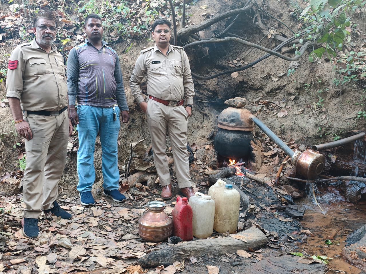रायगढ़ में आबकारी विभाग का बड़ा एक्शन: 6 मामलों में 305 लीटर महुआ शराब और 1050 किलो लाहन जब्त, 5 आरोपी गिरफ्तार कर भेजे गए जेल &mdash; नालों किनारे चल रही अवैध भट्ठियां भी ध्वस्त