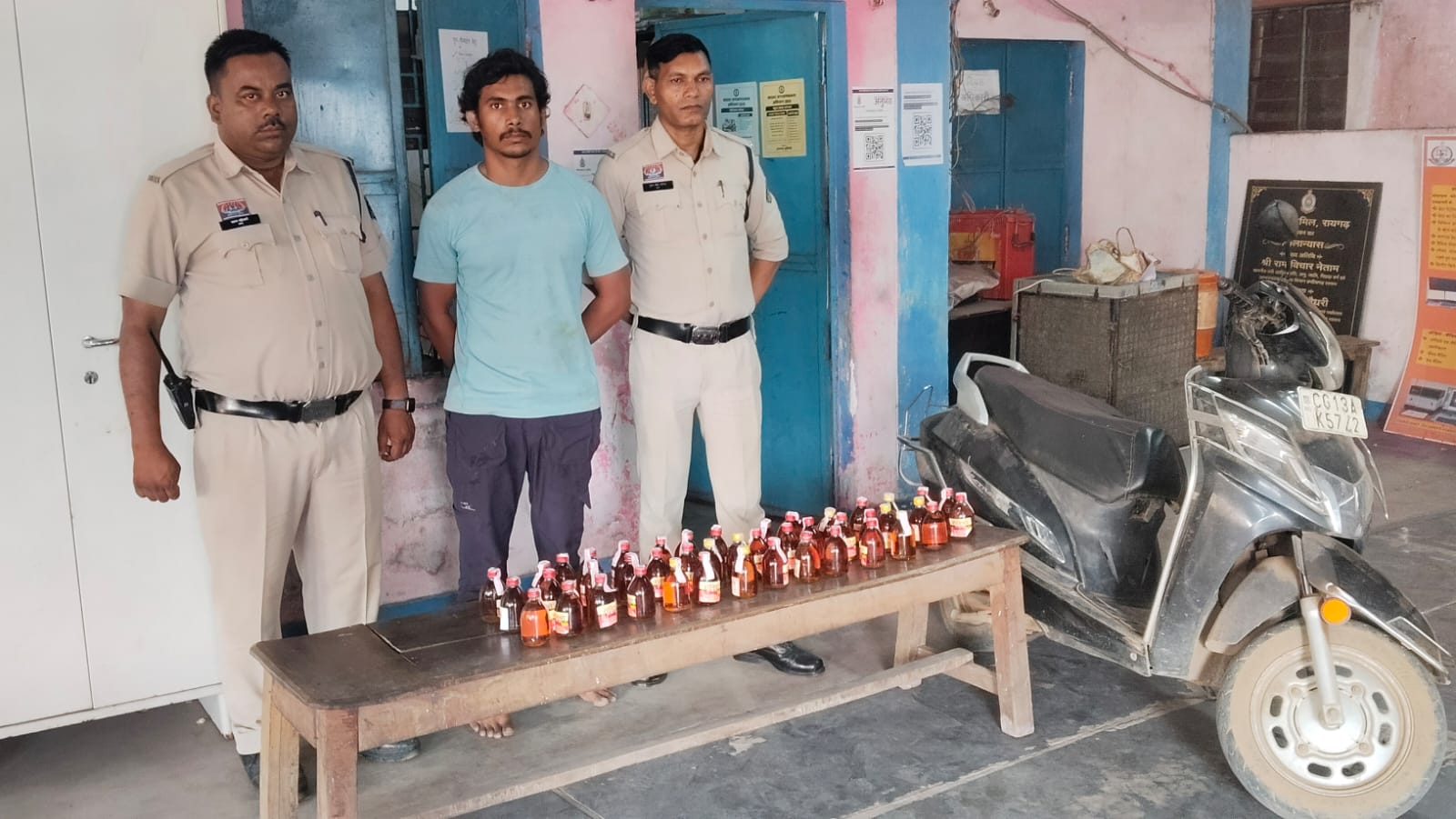 पुलिस की ताबड़तोड़ कार्रवाई में 4 आरोपी दबोचे, स्कूटी से हो रहा था शराब का खेल, 45 पाव देशी शराब और 35 लीटर महुआ जब्त 