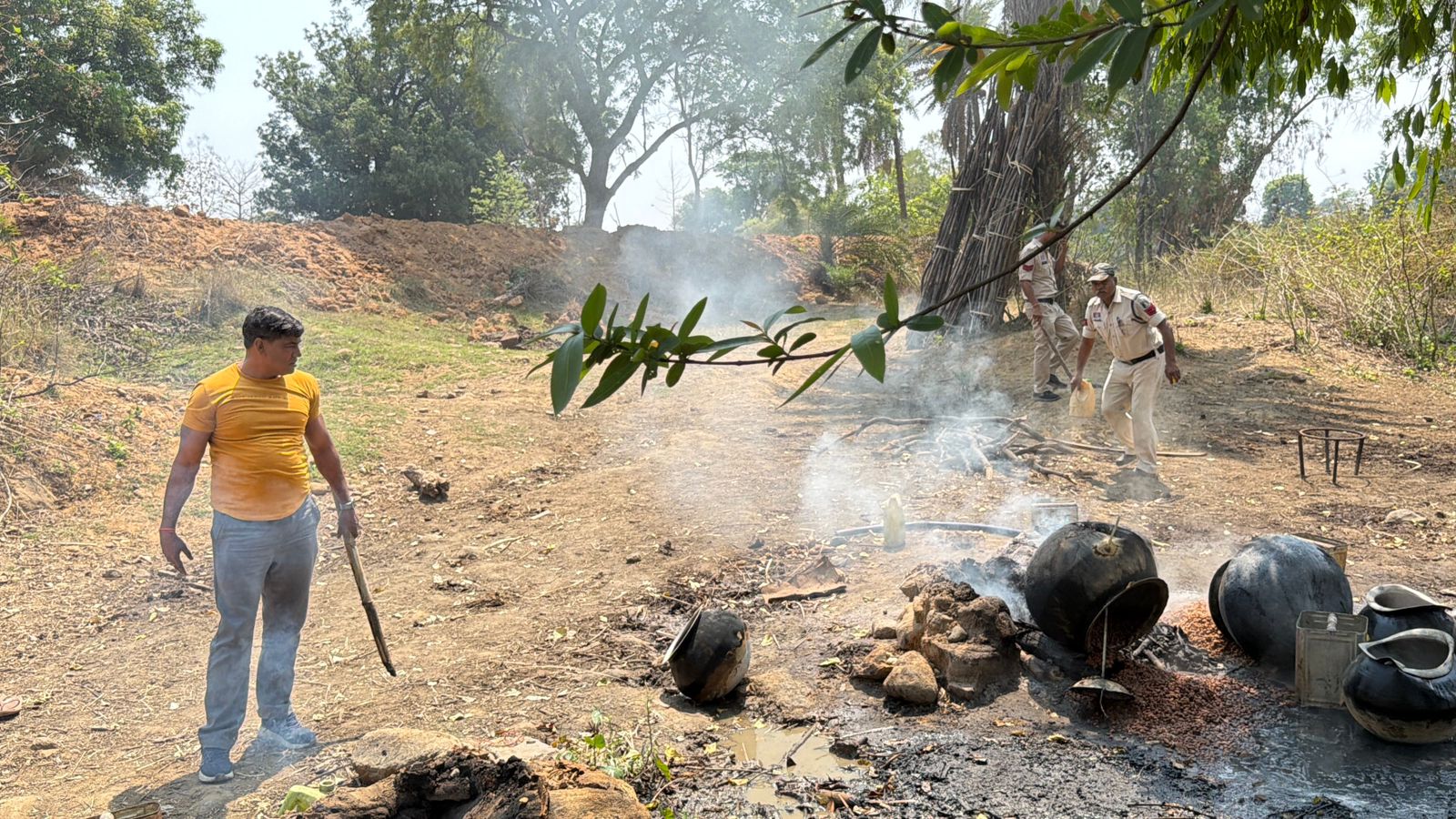 भट्ठियों पर चला पुलिस का बुलडोजर एक्शन&rdquo; &mdash; 8 अवैध ठिकाने खत्म, शराब कारोबारियों को कड़ी चेतावनी, अब नहीं बचेगा कोई भी दोषी