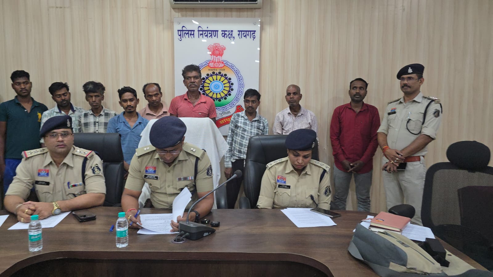 रायगढ़ पुलिस का बड़ा एक्शन: अंतर्राज्यीय बाइक चोर गिरोह का भंडाफोड़, 21 चोरी की मोटरसाइकिल जब्त &mdash; मास्टरमाइंड सुखदेव चौहान गिरफ्तार, 9 खरीदार भी शिकंजे में, फरार साथी की तलाश जारी