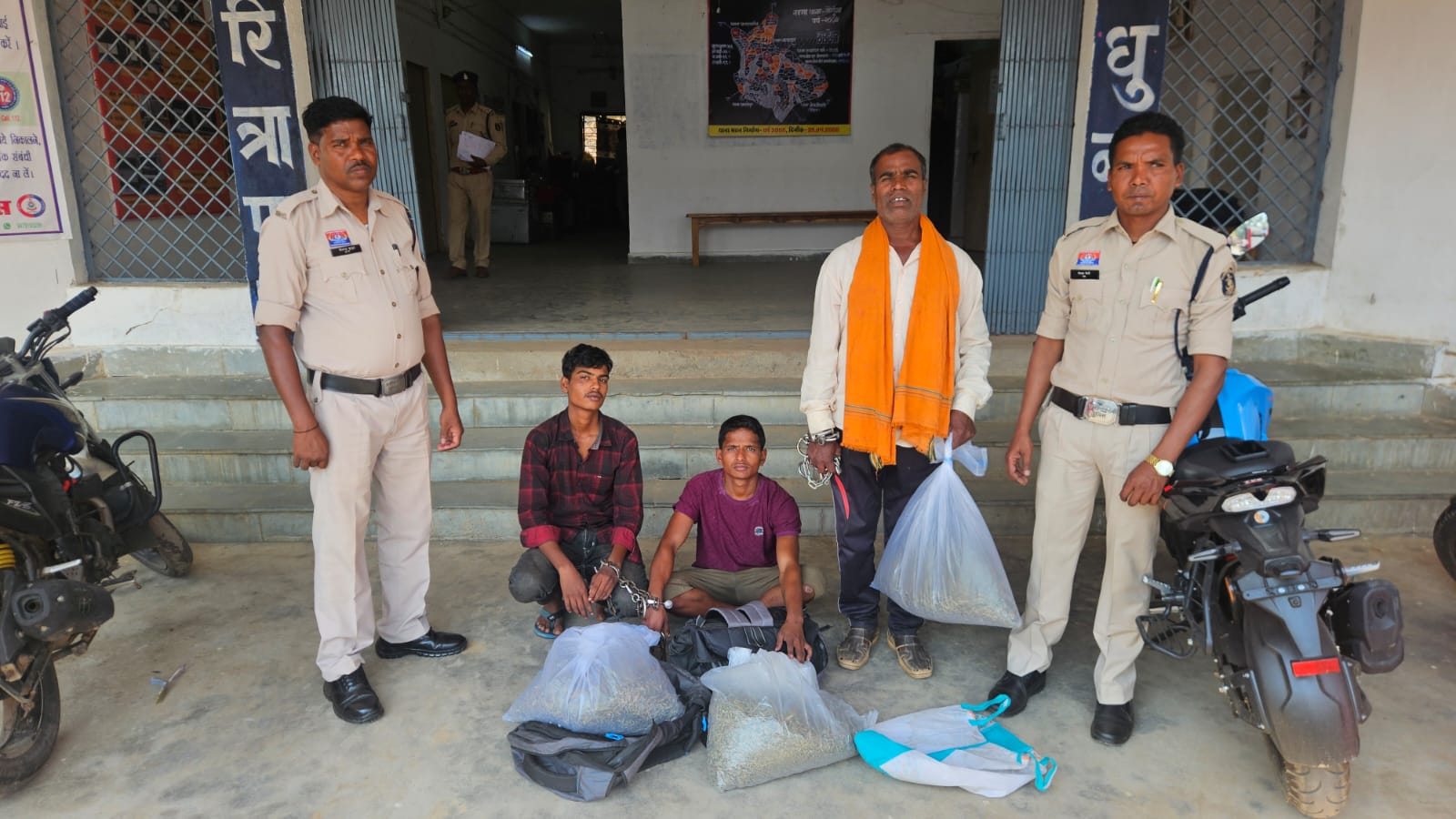 &ldquo;ऑपरेशन आघात : रायगढ़ पुलिस की डबल रेड में गांजा-शराब तस्करों की कमर टूटी, 5 आरोपी सलाखों के पीछे &mdash; उड़ीसा कनेक्शन का बड़ा खुलासा&rdquo;