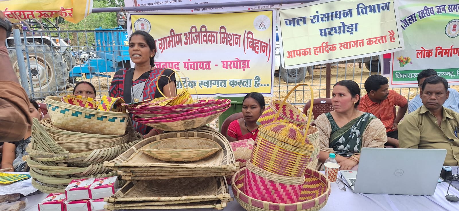 आत्मनिर्भरता की मिसाल बनी ग्रामीण महिलाएं :&nbsp;गृह उद्योग और हस्तशिल्प से संवर रहा भविष्य, स्वरोजगार से बढ़ी आय
