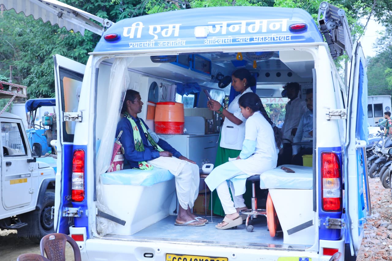 पीएम जनमन योजना का असर: सुदूर वनांचल में बिरहोर जनजाति तक पहुंची आधुनिक स्वास्थ्य सेवाएं, मोबाइल मेडिकल यूनिट बनी जीवन रक्षक