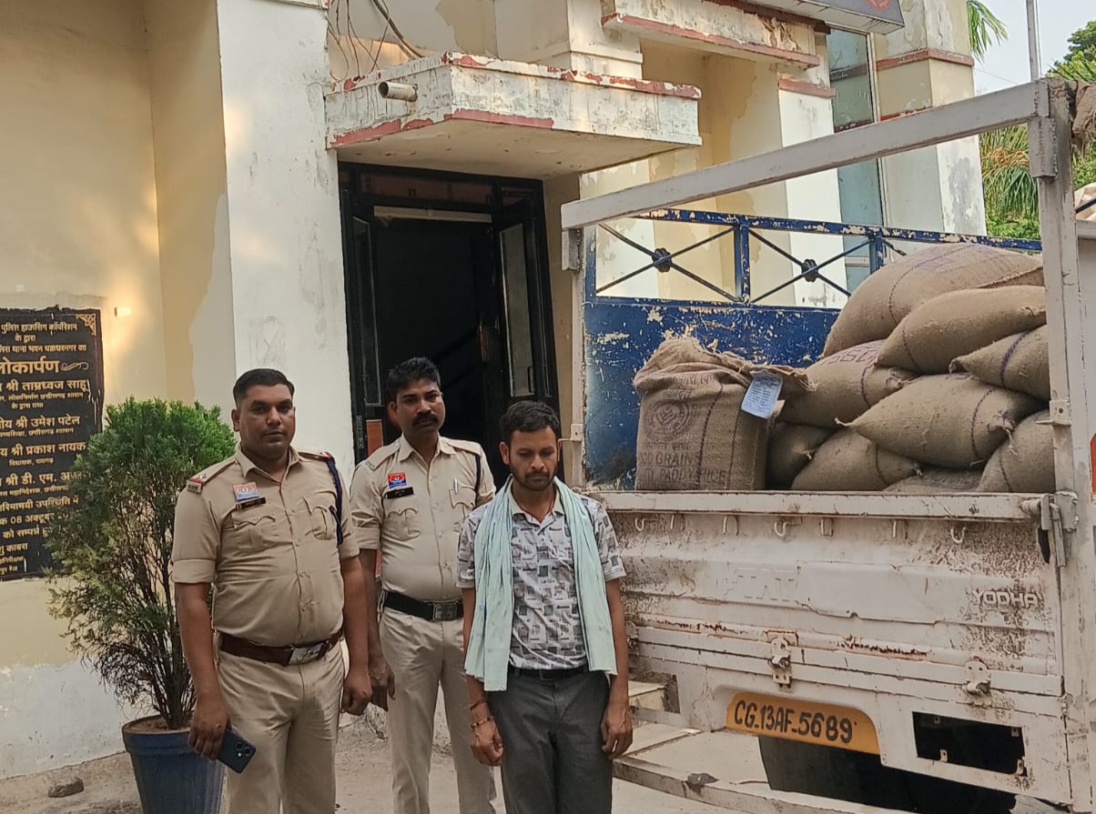 नाकाबंदी में चक्रधरनगर पुलिस का बड़ा खुलासा &mdash; 30 क्विंटल चावल से भरी पिकअप जब्त, बिना दस्तावेज परिवहन कर रहा चालक गिरफ्तार, जिले में सघन जांच अभियान से मचा हड़कंप