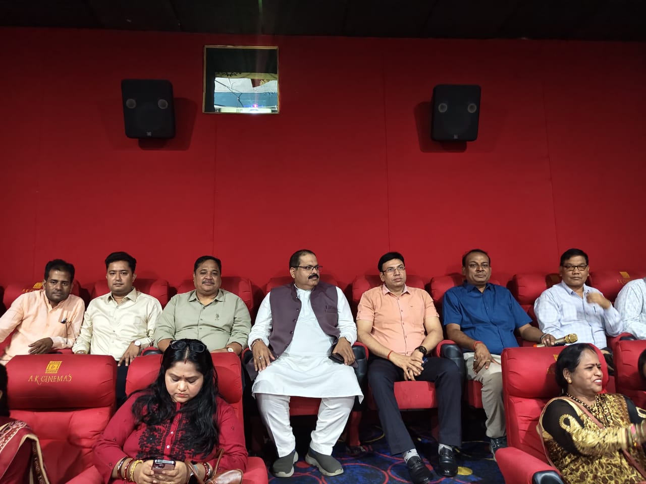 साइबर अपराध के खिलाफ रायगढ़ पुलिस का बड़ा अभियान&mdash;एसएसपी शशि मोहन सिंह की फिल्म &ldquo;खौफ द डिजिटल वार&rdquo; का घरघोड़ा में निशुल्क प्रदर्शन, जनप्रतिनिधियों-अधिकारियों संग सैकड़ों लोगों ने देखा