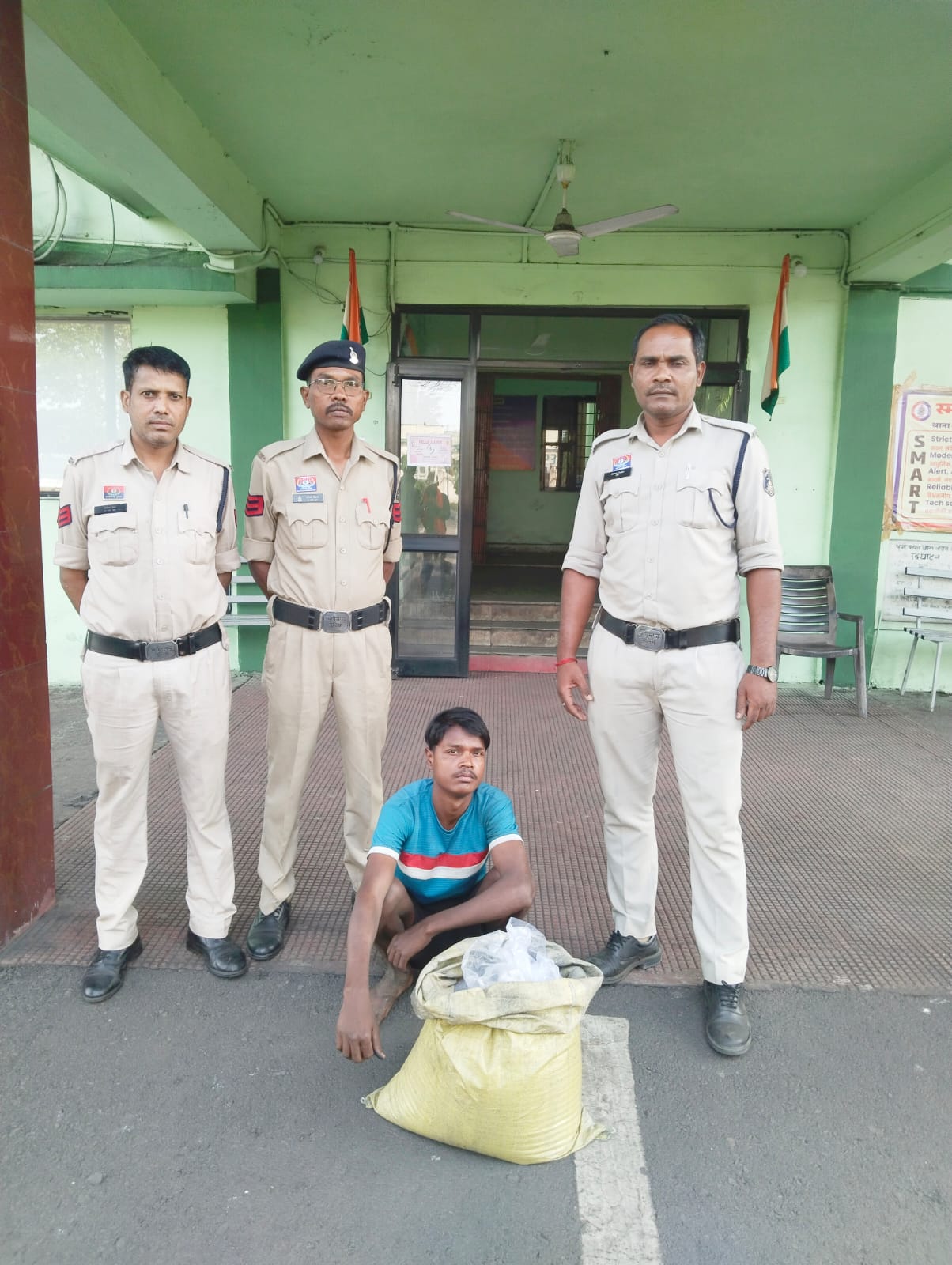 ऑपरेशन &lsquo;आघात&rsquo; का ताबड़तोड़ एक्शन:&nbsp; पुलिस की लैलूंगा से पूंजीपथरा तक लगातार रेड, 60 लीटर महुआ शराब जप्त, तीन आरोपी गिरफ्तार, अवैध कारोबारियों में मचा हड़कंप