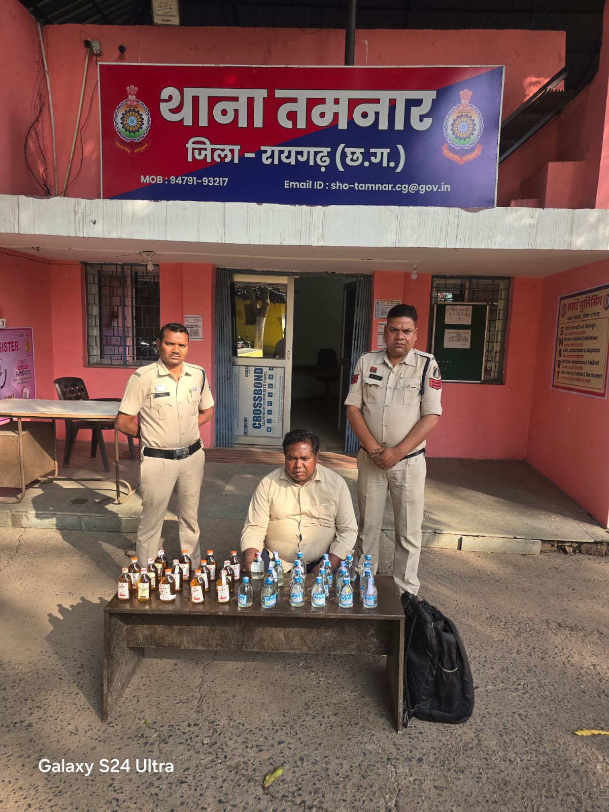 धड़ाधड़ छापेमारी से हड़कंप: &ldquo;ऑपरेशन आघात&rdquo; में रायगढ़ पुलिस का ताबड़तोड़ प्रहार, अवैध शराब के गढ़ों पर एक ही दिन में कई वार &mdash; 5 आरोपी गिरफ्तार, भारी मात्रा में महुआ और अंग्रेजी शराब जब्त
