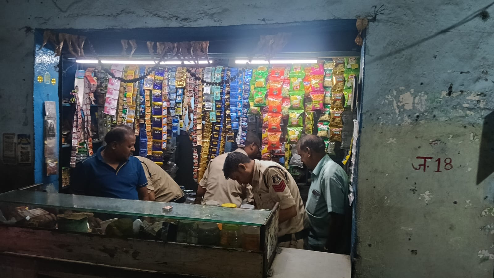 कोटपा एक्ट के तहत रायगढ़ पुलिस का बड़ा अभियान &mdash; एक दिन में 80 कार्रवाई, 16,200 जुर्माना, रेस्टोरेंट में हुक्का पिलाते मैनेजर पर केस दर्ज