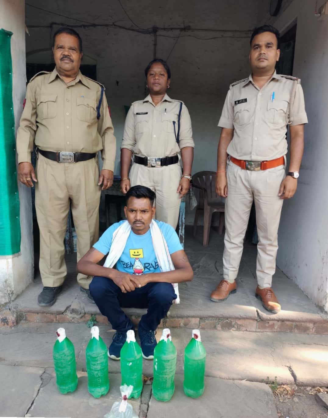 आबकारी विभाग की कार्रवाई: 35.200 लीटर अवैध महुआ शराब जब्त, 3 आरोपी गिरफ्तार