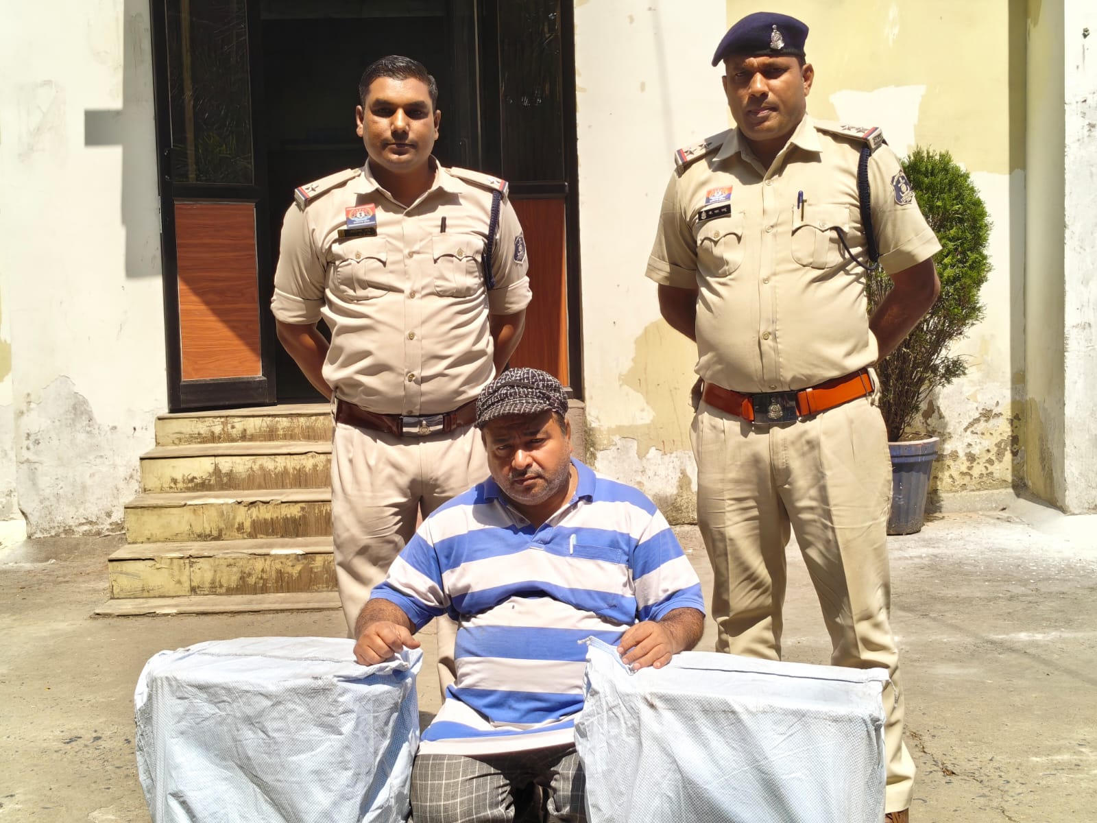 रायगढ़ में नकली सिगरेट माफिया का भंडाफोड़ &mdash; &ldquo;महादेव पान मसाला&rdquo; सेंटर पर पुलिस का छापा, ब्रांड की आड़ में चल रहा था करोड़ों का खेल उजागर