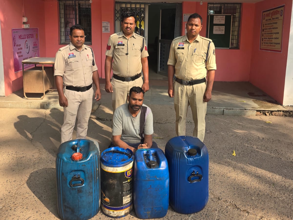 तमनार के &ldquo;अपना ढाबा&rdquo; में छापा, 160 लीटर अवैध डीजल जब्त, बिना सुरक्षा इंतजाम के चल रहा था खतरनाक खेल, संचालक गिरफ्तार