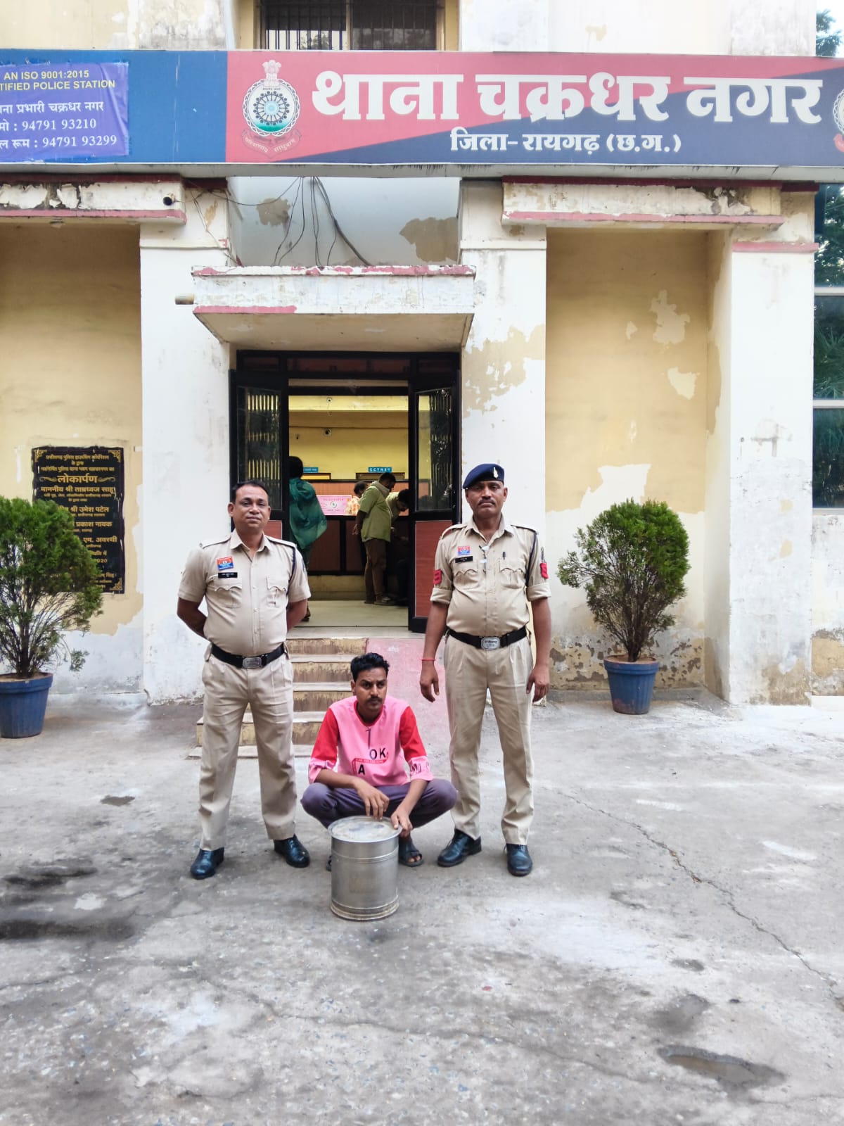 रायगढ़ में अवैध महुआ शराब कारोबार पर पुलिस का शिकंजा कसता गया, 5 आरोपी दबोचे, 62 लीटर से ज्यादा जहरीली शराब जब्त