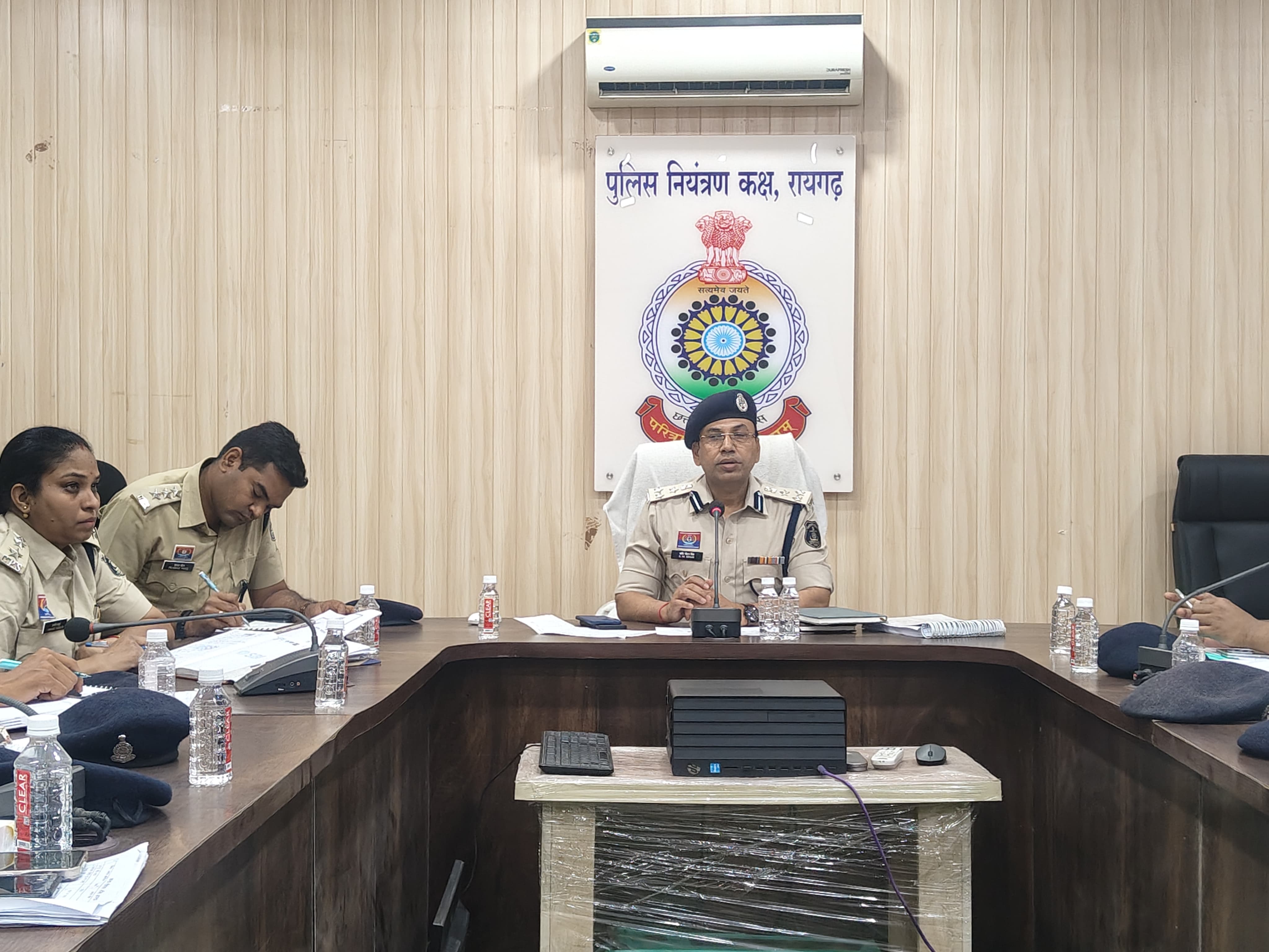 रायगढ़ में अपराधियों पर शिकंजा कसने की बड़ी तैयारी&mdash;एसएसपी की क्राइम मीटिंग में सख्त संदेश, लंबित मामलों पर कार्रवाई के आदेश, जुआ-सट्टा-अवैध शराब पर जीरो टॉलरें