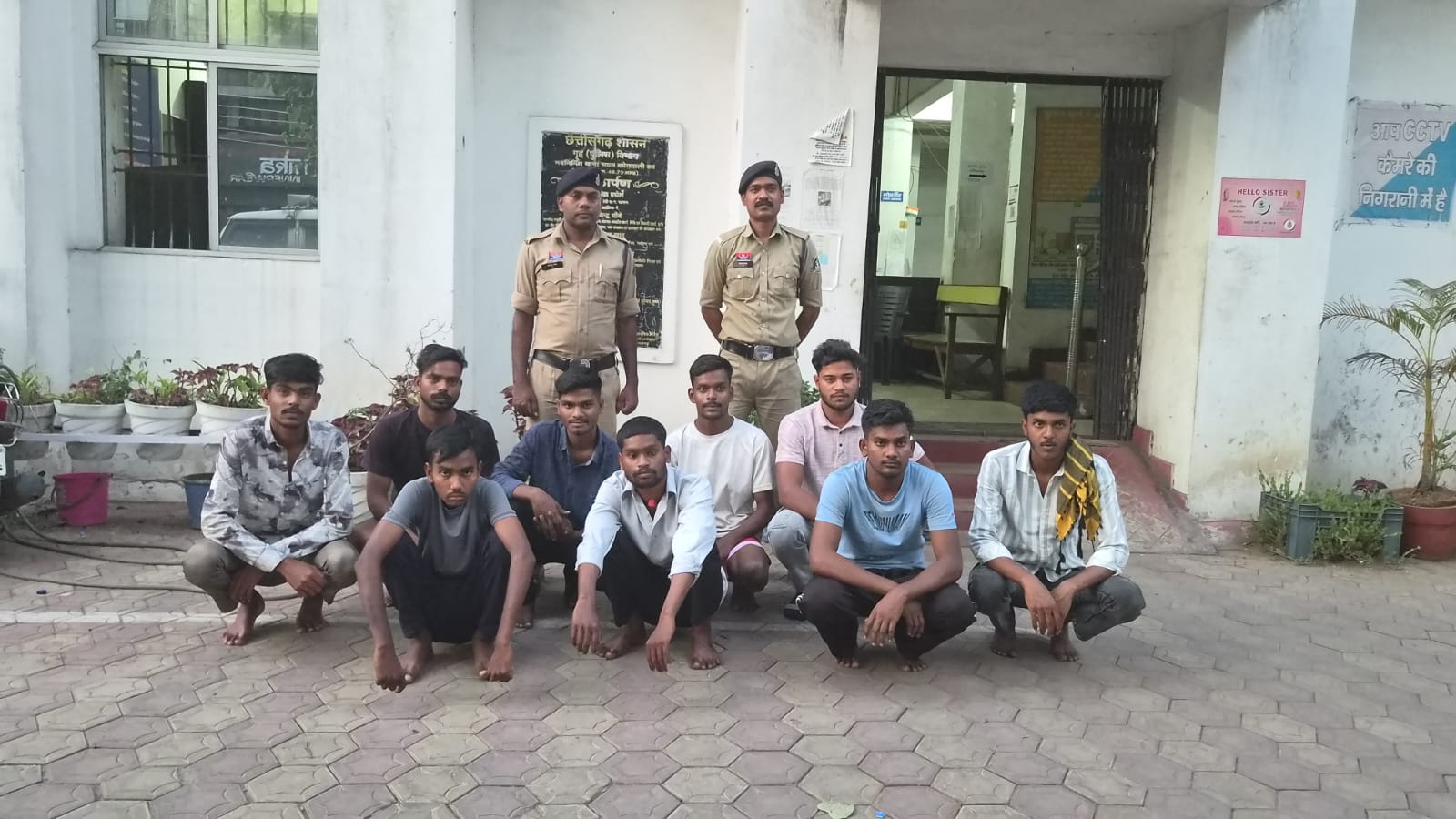 मैरिन ड्राइव में आधी रात का खूनी बवाल: छोटा हाथी खड़ा करने के विवाद ने लिया हिंसक मोड़, डंडा-रॉड और बेसबॉल बैट से युवकों पर जानलेवा हमला, रायगढ़ पुलिस की ताबड़तोड़ कार्रवाई में 9 आरोपी गिरफ्तार, 3 नाबालिग भी हिरासत में