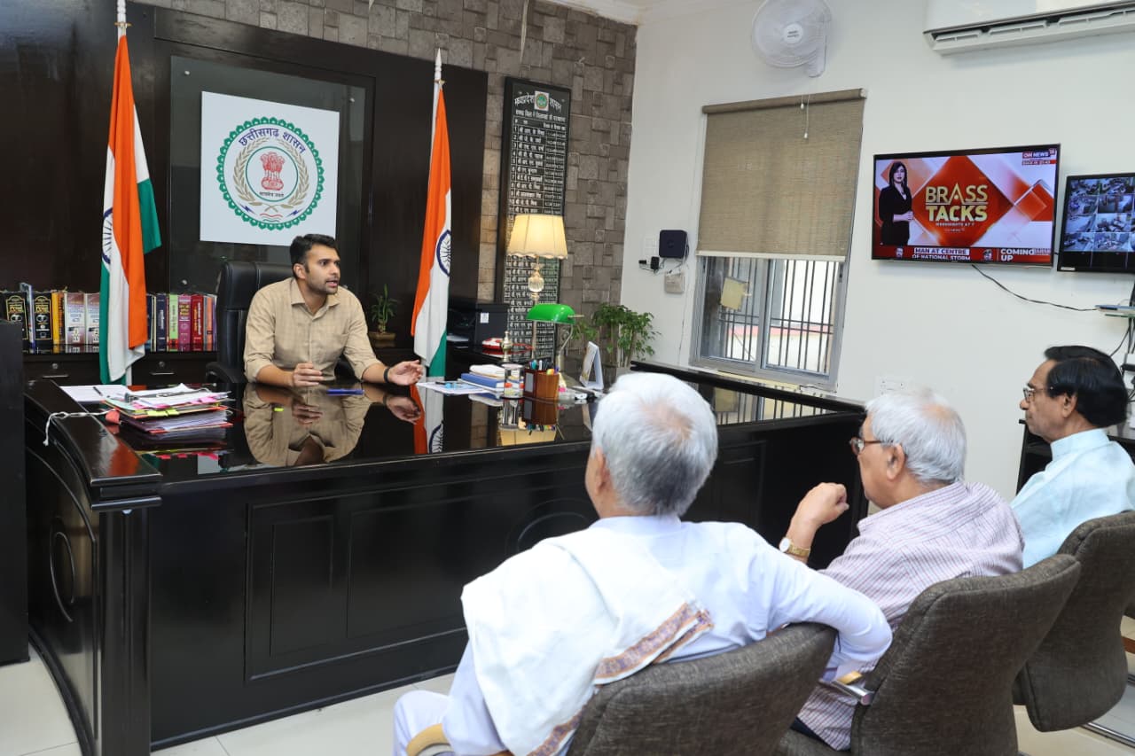 ज्ञानभारतम् सर्वे में रायगढ़ ने पकड़ी रफ्तार, जिला प्रशासन ने बुद्धिजीवियों संग बनाई ठोस कार्ययोजना