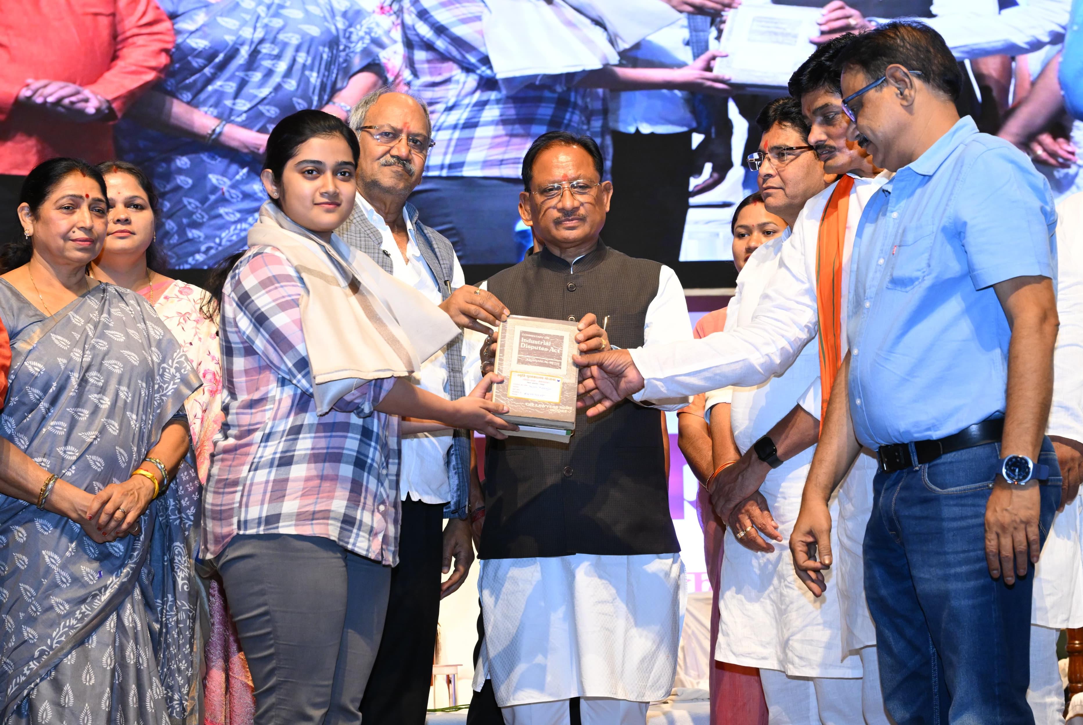 पंचायती राज संस्थाओं को सशक्त बनाकर विकसित भारत की नींव को मजबूत कर रही है हमारी सरकार : मुख्यमंत्री श्री विष्णु देव साय
