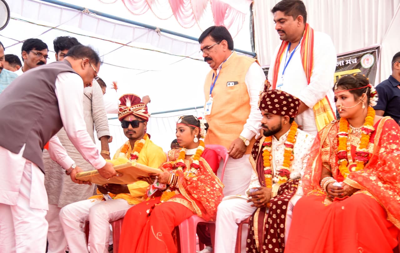 छत्तीसगढ़ में सामूहिक विवाह बना सामाजिक एकता का उत्सव, मुख्यमंत्री ने 13 नवदंपतियों को दिया आशीर्वाद