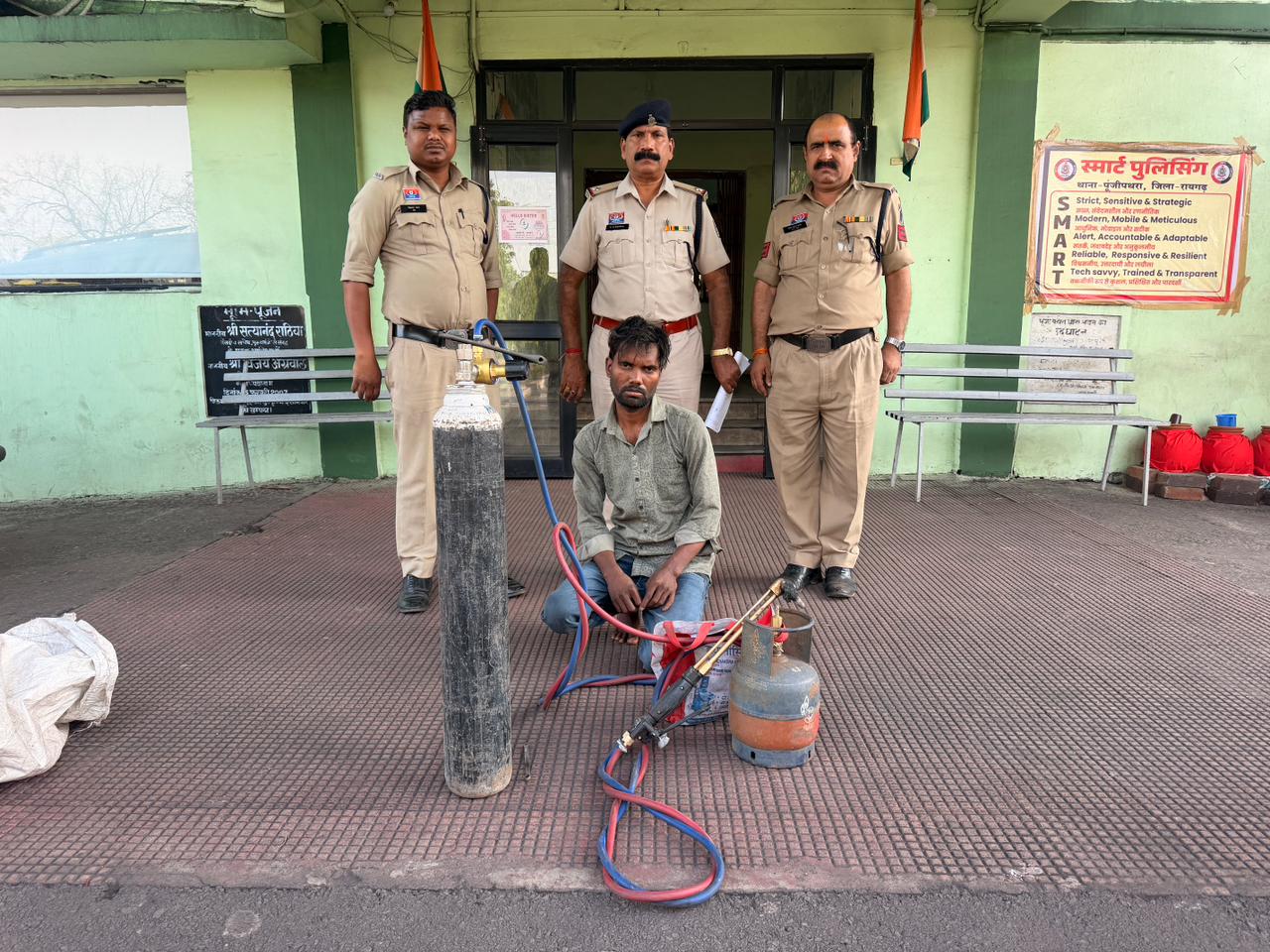 गेरवानी एटीएम पर रात के सन्नाटे में &lsquo;बड़ी वारदात&rsquo; की साजिश नाकाम &mdash; गैस कटर से मशीन तोड़ रहा आरोपी पुलिस के हत्थे चढ़ा, लाखों की चोरी टली