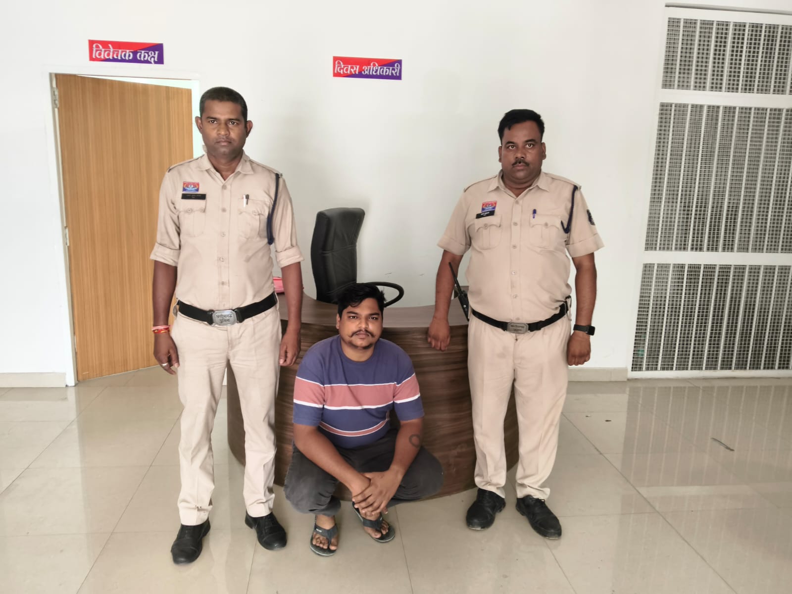 &ldquo;ऑपरेशन अंकुश&rdquo; का एक और बड़ा वार: आईपीएल की आड़ में चल रहे ऑनलाइन-ऑफलाइन क्रिकेट सट्टे का भंडाफोड़, जूटमिल क्षेत्र से सटोरिया रंगे हाथ गिरफ्तार