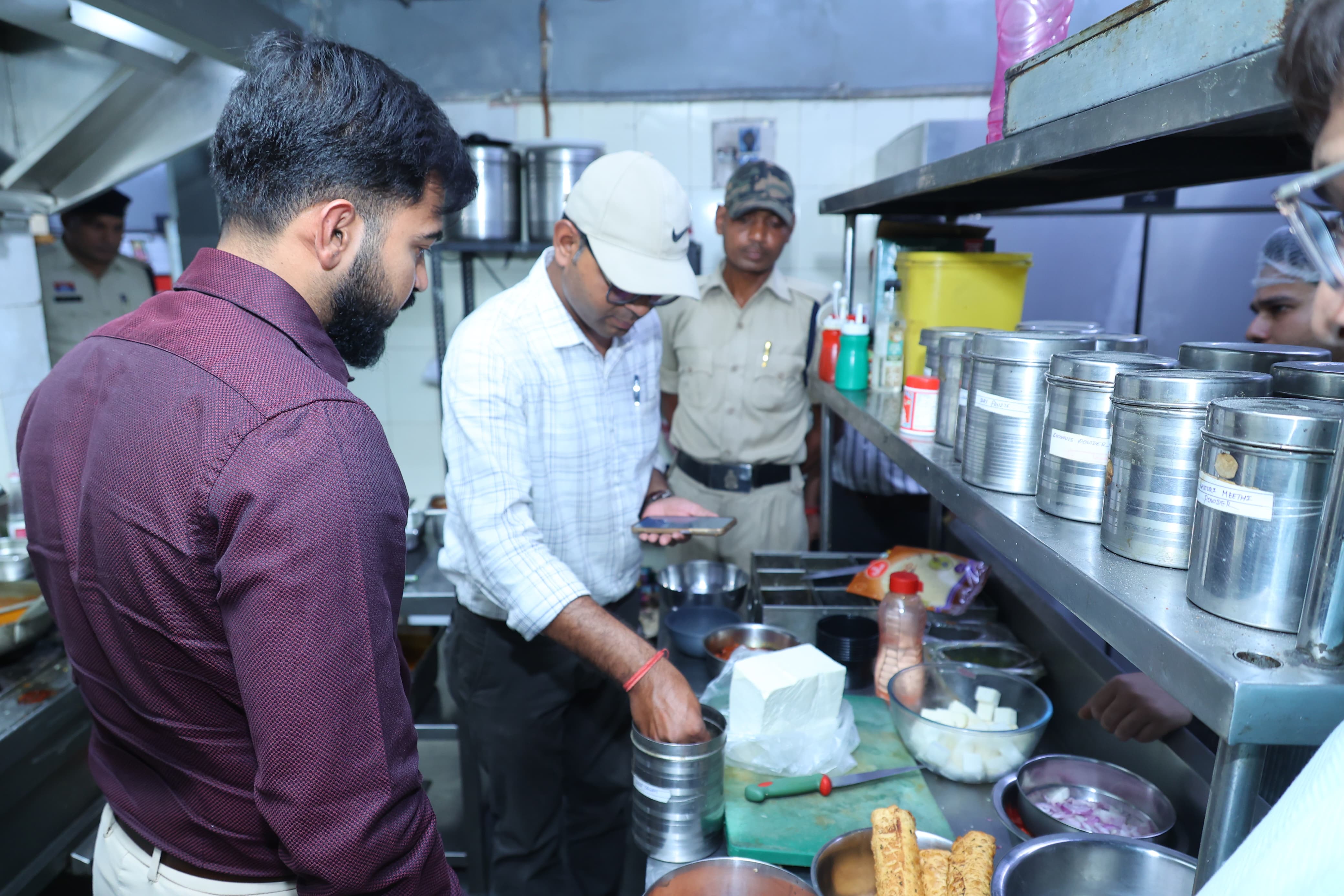 सही दवा, शुद्ध आहार&rsquo; अभियान के तहत गुणवत्ता व स्वच्छता पर प्रशासन का फोकस, जिला पंचायत सीईओ ने किया निरीक्षण
