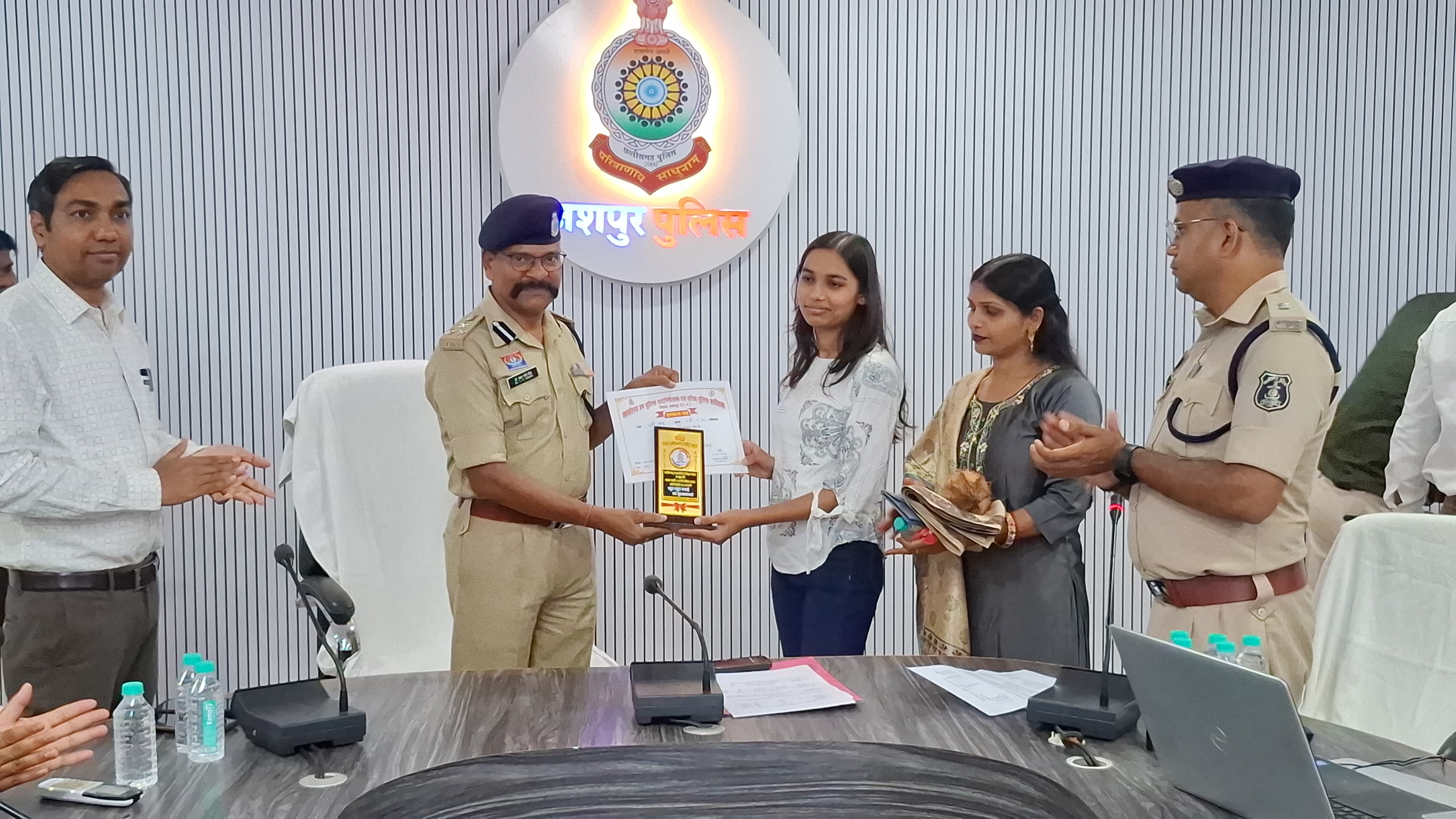 जशपुर पुलिस का सम्मान समारोह: टॉपर्स से लेकर पुलिस परिवार के मेधावी बच्चों तक का हुआ भव्य सम्मान, DIG डॉ. लाल उमेद सिंह ने वन-टू-वन चर्चा कर करियर की दिशा दिखाई, अभिभावकों को भी मिला मंच पर विशेष सम्मान