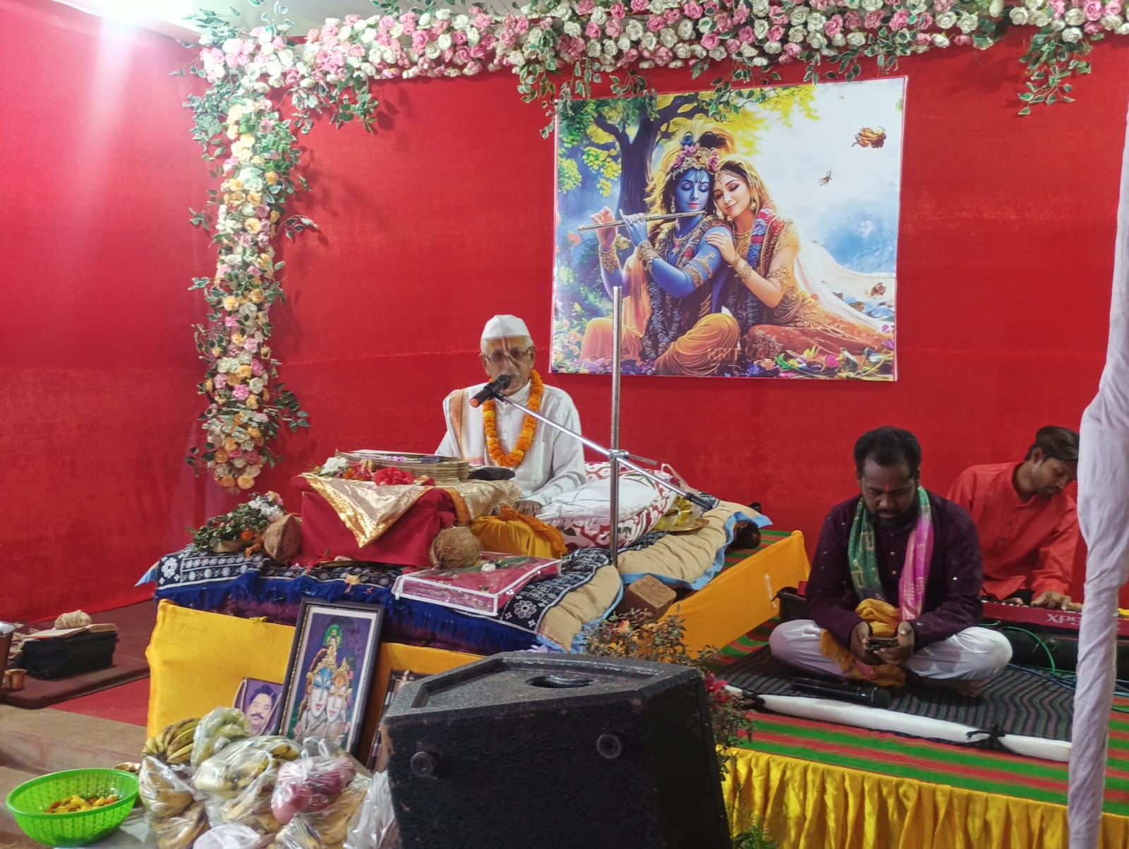 &ldquo;नंद के आनंद भयो&rdquo; की गूंज से झूम उठा जशपुरनगर &mdash; श्री लक्ष्मी नारायण निवास में श्रीकृष्ण जन्मोत्सव पर उमड़ा जनसैलाब, फूलों की वर्षा और भव्य झांकी ने रचा अलौकिक भक्तिमय माहौल