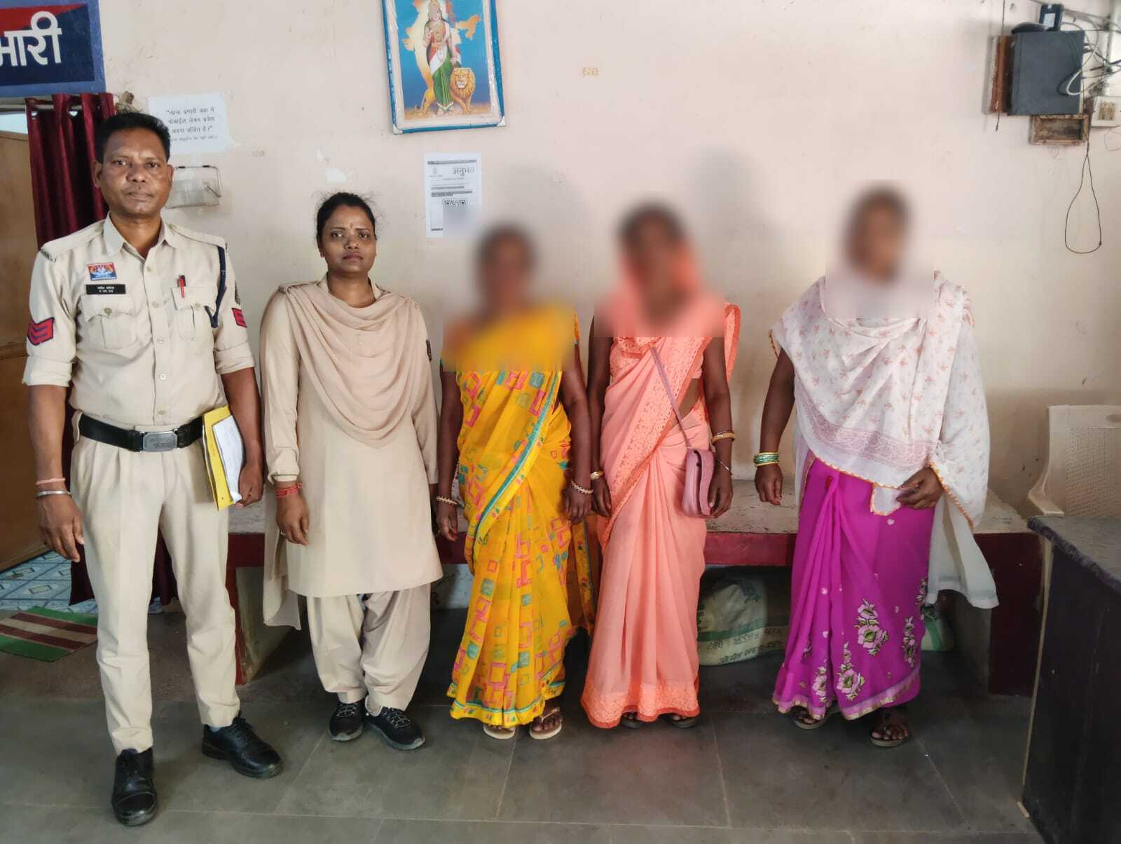 &ldquo;ऑपरेशन तलाश&rdquo; का असरदार वार: अप्रैल में रायगढ़ पुलिस ने 251 गुम इंसानों को ढूंढकर रचा इतिहास, 36 नाबालिगों की सुरक्षित वापसी से 251 परिवारों में लौटी खुशियों की बहार&rdquo;
