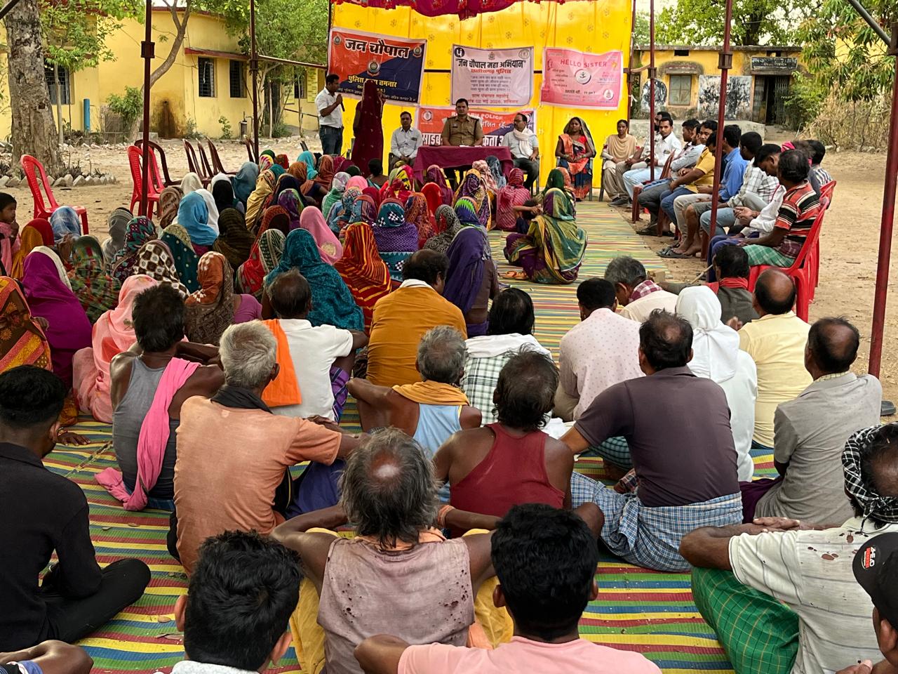 &ldquo;गांव-गांव में सुरक्षा का संदेश: महलोई जनचौपाल में गूंजा जागरूकता का बिगुल, पुलिस ने अपराध से लेकर साइबर फ्रॉड तक हर खतरे पर दी सख्त चेतावनी
