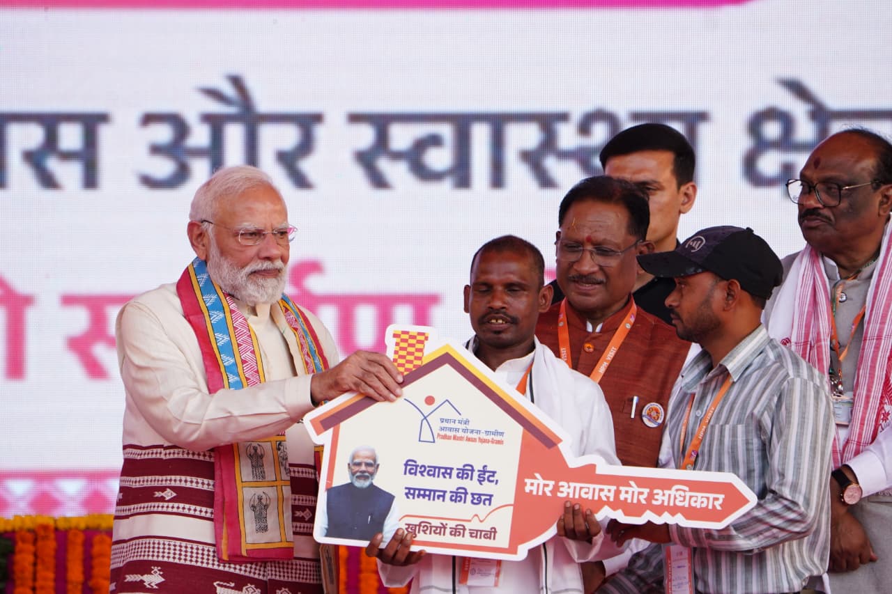 प्रधानमंत्री नरेंद्र मोदी ने अपने हाथों से सौंपी आवास की चाबी, मनरेगा बना आत्मनिर्भरता का मजबूत आधार, योजनाओं के सुरक्षा कवच से बदली जिंदगी की तस्वीर