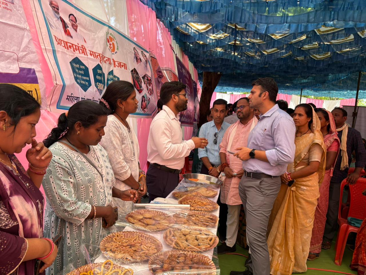 सुशासन तिहार में उमड़ा जनसैलाब: संवाद से समाधान&rdquo; की थीम पर प्रशासन पहुंचा गांवों के बीच, पीएम आवास से लेकर आयुष्मान और राशन कार्ड तक हितग्राहियों को मिली सौगात