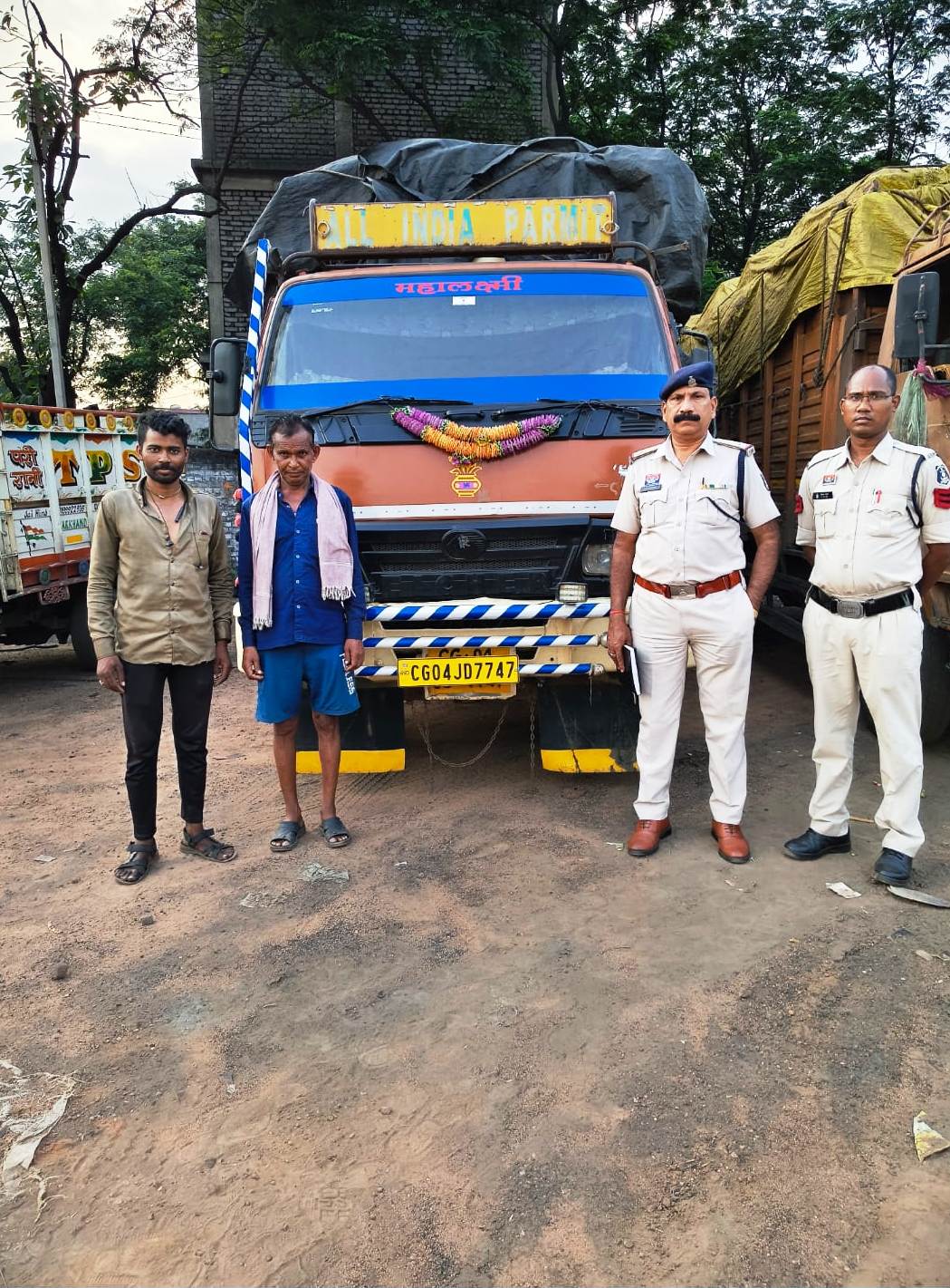 &ldquo;ऑपरेशन प्रहार&rdquo; में रायगढ़ पुलिस का अब तक का बड़ा शिकंजा : तमनार चौक पर नाकेबंदी में 4 माजदा वाहन पकड़े गए, 14 टन 700 किलो संदिग्ध कबाड़ और 31 लाख से ज्यादा की संपत्ति जब्त, अवैध कबाड़ कारोबारियों में मचा हड़कंप
