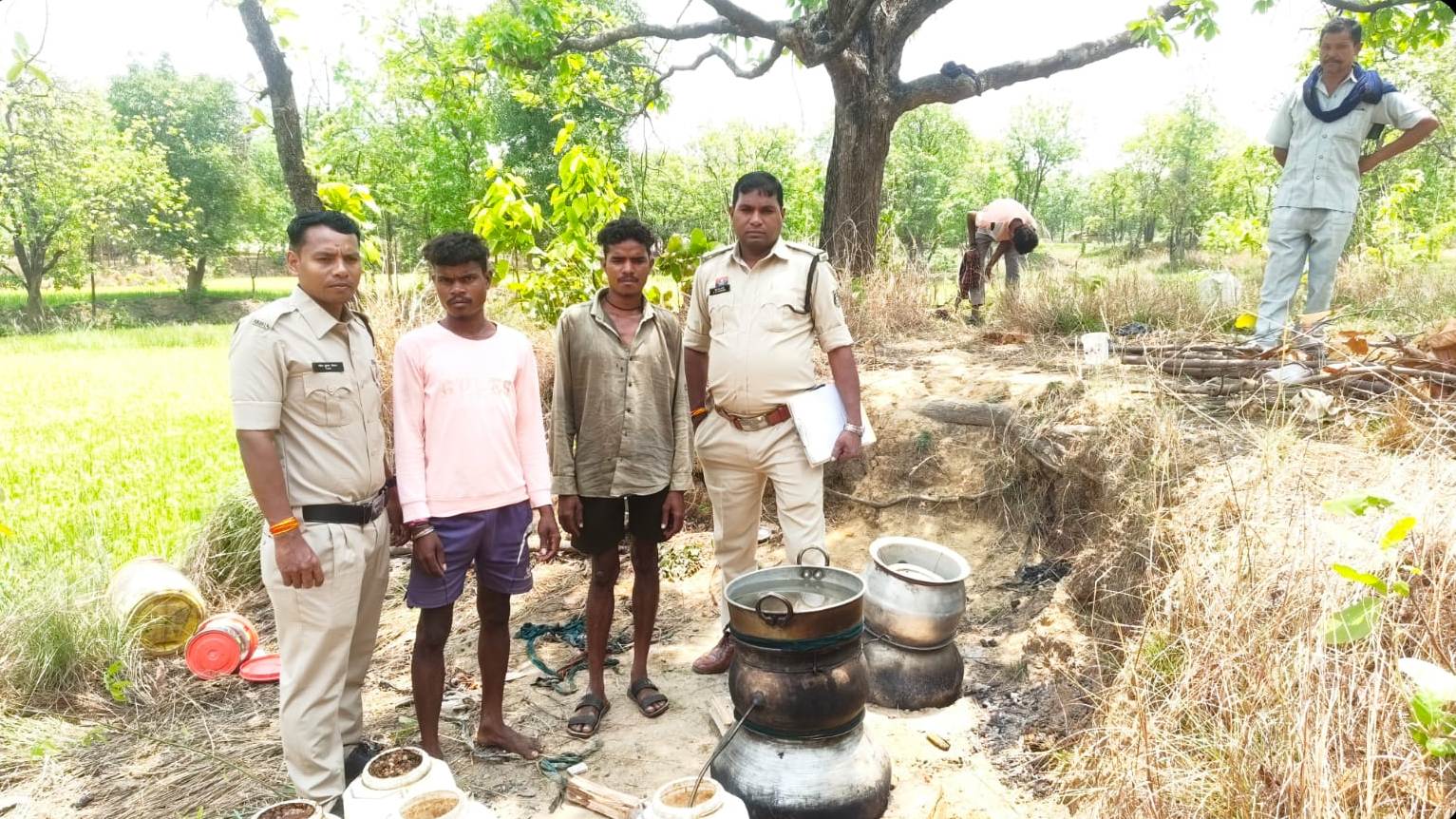&ldquo;ऑपरेशन_आघात&rdquo; का बड़ा असर : रायगढ़ पुलिस की ताबड़तोड़ कार्रवाई में 52 लीटर से अधिक अवैध महुआ शराब जब्त, 4 आरोपी गिरफ्तार &mdash; नशे के कारोबारियों पर एसएसपी शशि मोहन सिंह का सख्त प्रहार