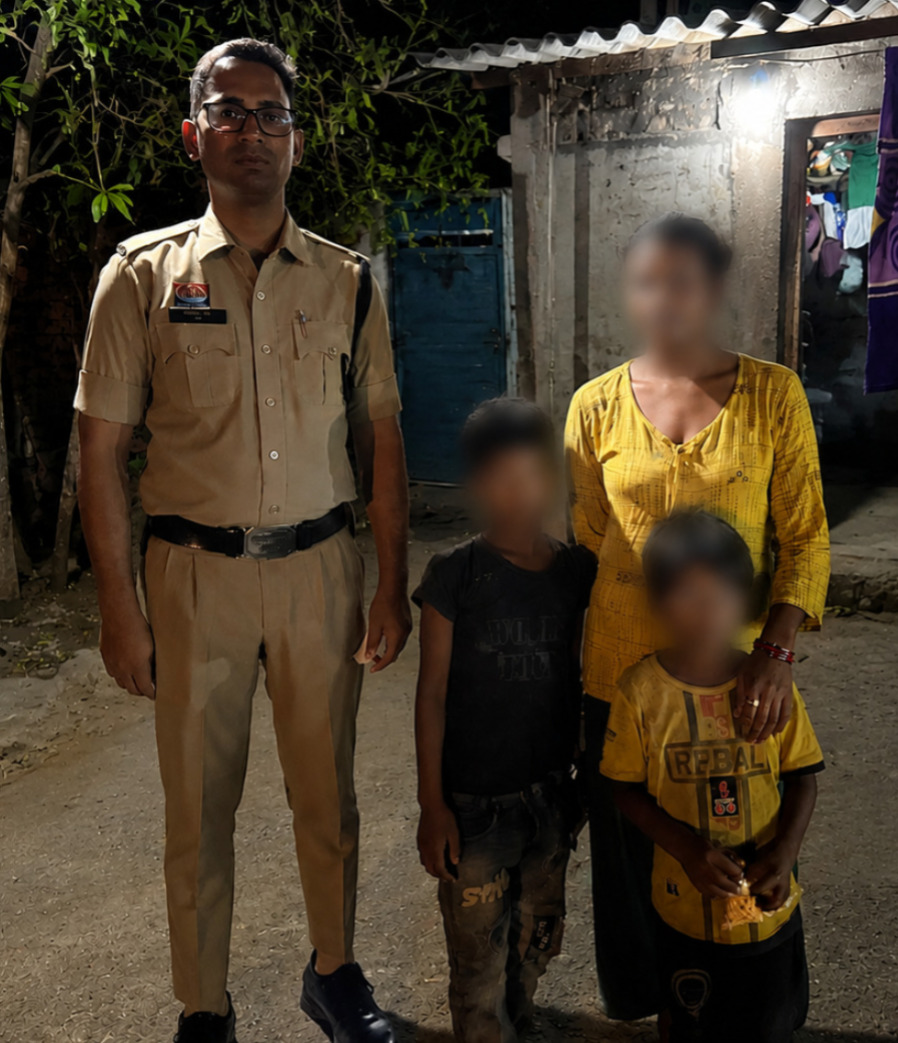कमला नेहरू गार्डन के पास देर रात भटकता मिला 4 वर्षीय मासूम, चक्रधरनगर पुलिस ने दिखाई मानवीय संवेदनशीलता&mdash; मिट्ठूमुड़ा पहुंचकर परिवार की तलाश की और मां की गोद तक सुरक्षित पहुंचाया बच्चा