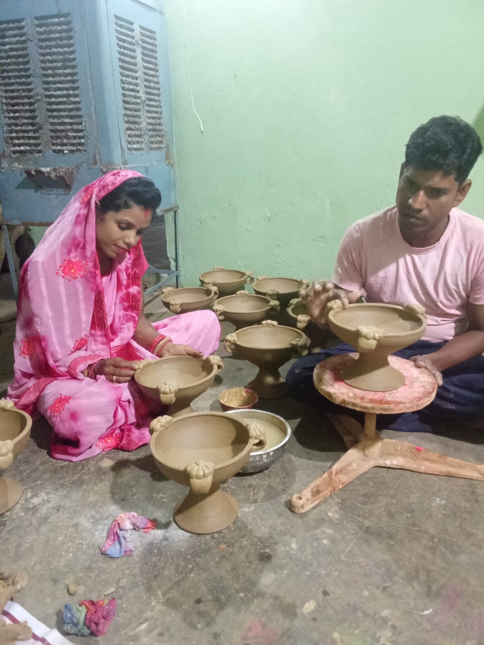 माटी से गढ़ी नई पहचान, बांसनपाली की मालती कुंभकार बनीं &lsquo;लखपति दीदी&rsquo; ,बिहान, माटी कला बोर्ड और हस्तशिल्प योजनाओं से जुड़कर बदली जिंदगी, अब राज्यभर के मेलों में चमक रही कला
