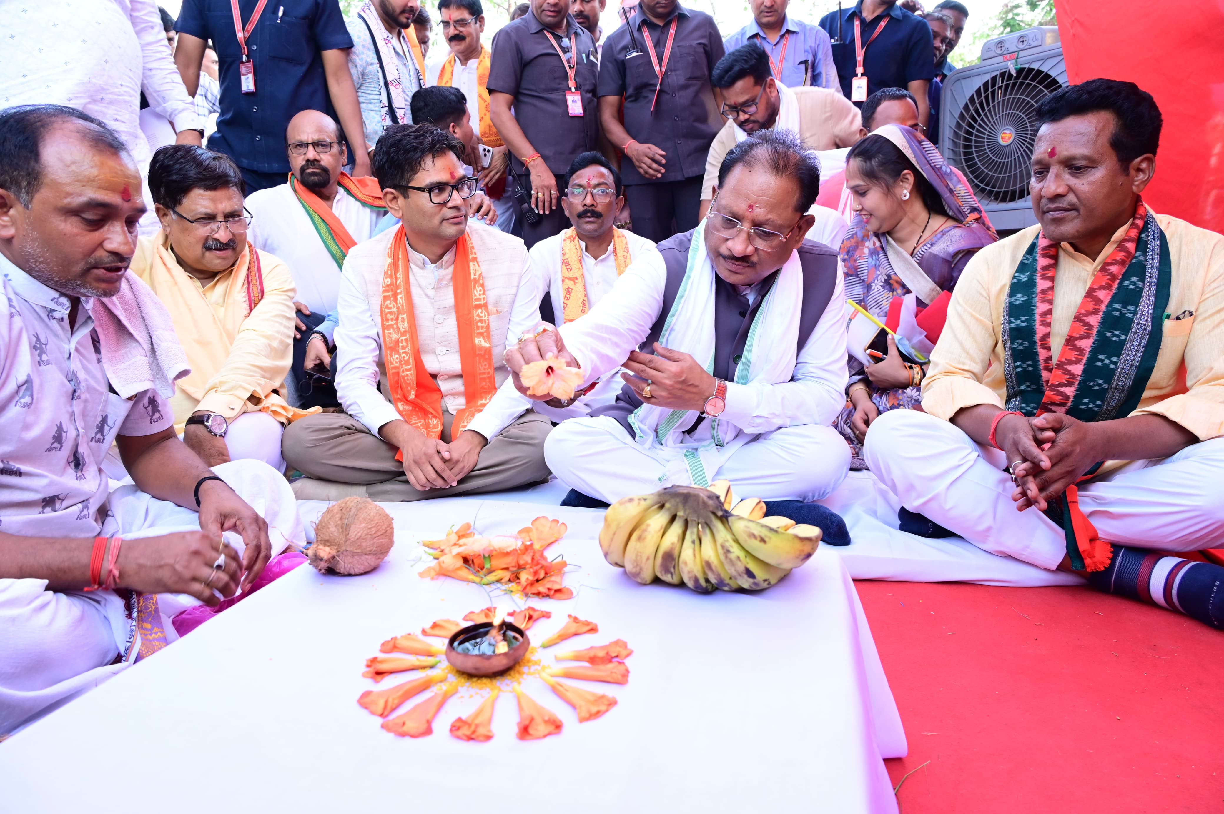 रायगढ़ की जनता के अपार स्नेह और आत्मीयता को अपनी सबसे बड़ी शक्ति बताते हुए मुख्यमंत्री ने कहा&mdash;यह धरती मेरे लिए परिवार जैसी है, और इसी विश्वास की ऊर्जा से छत्तीसगढ़ को विकास की नई ऊंचाइयों तक पहुंचाया जाएगा