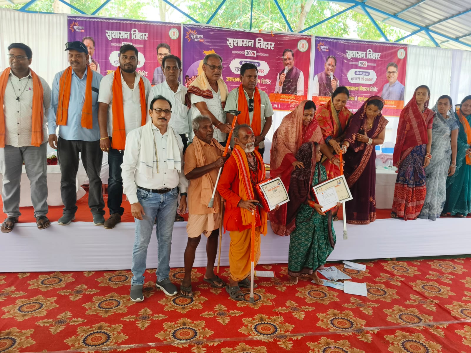 सुशासन तिहार बना बुजुर्गों का सहारा : समाज कल्याण विभाग ने बांटी सेटेबल वॉकिंग स्टिक, जरूरतमंदों के चेहरों पर लौटी मुस्कान और आत्मविश्वास