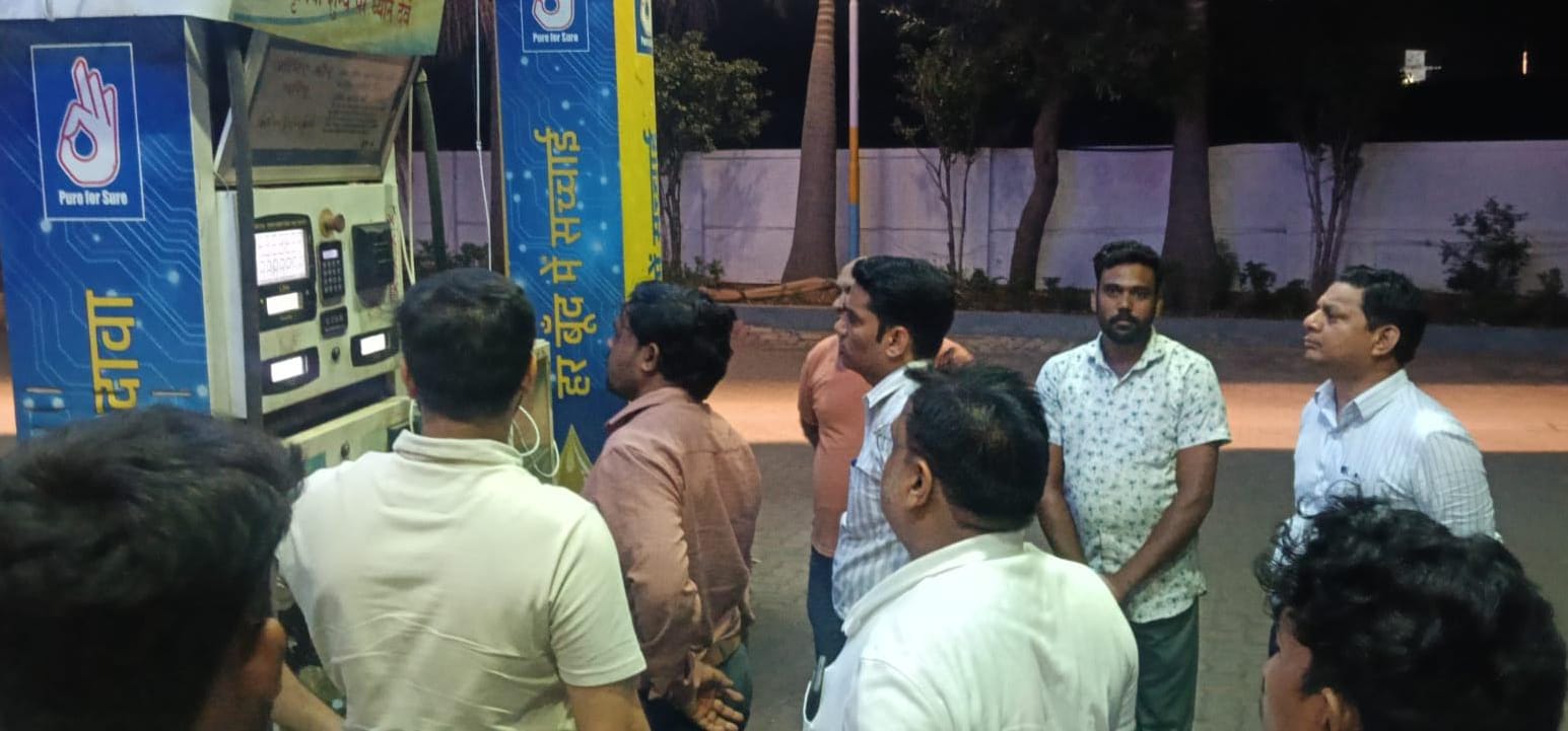 आधी रात प्रशासन की ताबड़तोड़ कार्रवाई : खरसिया का वंदना पेट्रोल पंप सील, निरीक्षण में खुलीं सुरक्षा और संचालन की बड़ी अनियमितताएं