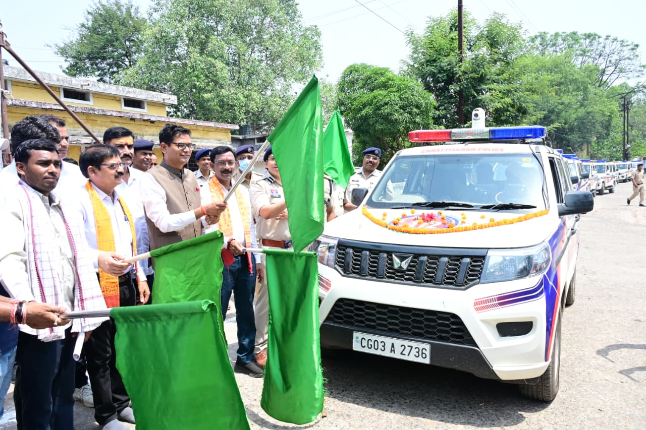 एक कॉल पर अब मिलेगी पुलिस, मेडिकल, फायर और आपदा सहायता&rdquo; &mdash; रायगढ़ को मिली 16 हाईटेक डॉयल-112 गाड़ियां, वित्त मंत्री ओपी चौधरी ने दिखाई हरी झंडी
