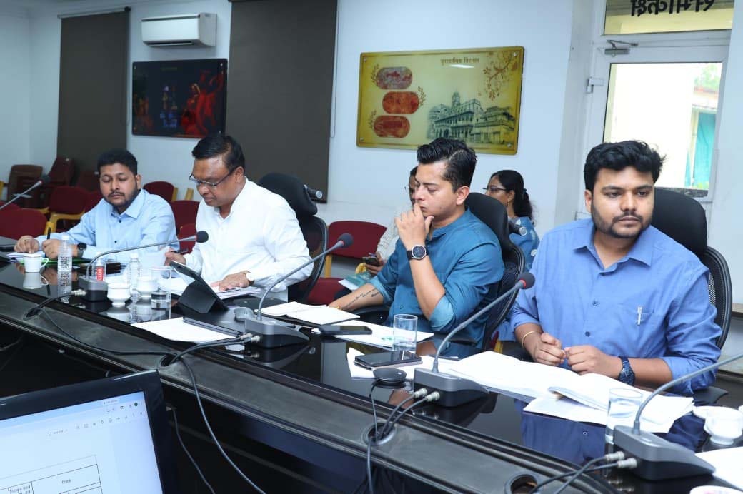 राजस्व पखवाड़ा में प्रशासन की बड़ी उपलब्धि: 2500 से अधिक प्रकरणों का निराकरण, कलेक्टर मयंक चतुर्वेदी ने लंबित मामलों के समयबद्ध समाधान के दिए सख्त निर्देश