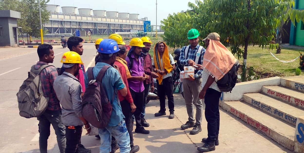 भीषण गर्मी और तेज लू के बीच श्रमिकों की सुरक्षा के लिए प्रशासन और उद्योगों की संयुक्त पहल, फैक्ट्रियों में ठंडा पानी, ओआरएस, शरबत, नींबू पानी और रेस्ट रूम की विशेष व्यवस्था से मिल रही बड़ी राहत