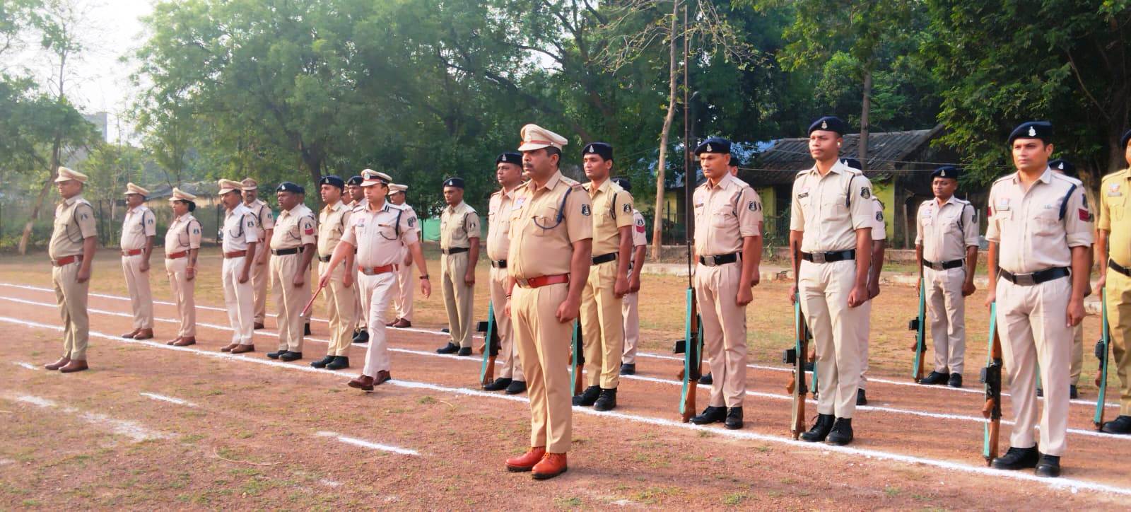 रायगढ़ पुलिस लाइन में हाई अलर्ट तैयारी: एसएसपी शशि मोहन सिंह ने स्वयं मैदान में उतरकर बलवा ड्रिल का लिया जायजा, भीड़ नियंत्रण और कानून व्यवस्था बनाए रखने जवानों को दिया विशेष प्रशिक्षण