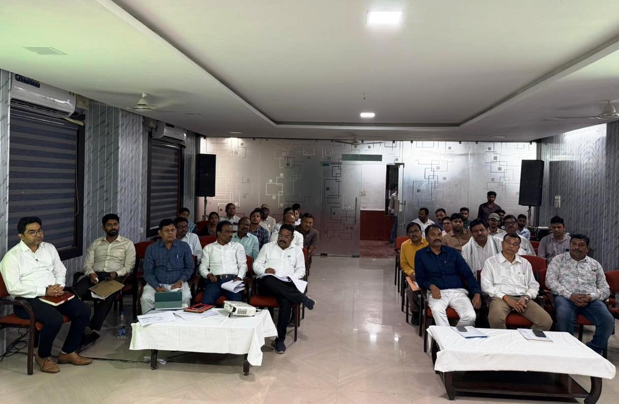सड़क निर्माण में लापरवाही बर्दाश्त नहीं, समय-सीमा में पूरे हों काम&rdquo; &mdash; मुंगेली दौरे पर सख्त दिखे सचिव मुकेश बंसल, अधिकारियों-ठेकेदारों को चेतावनी